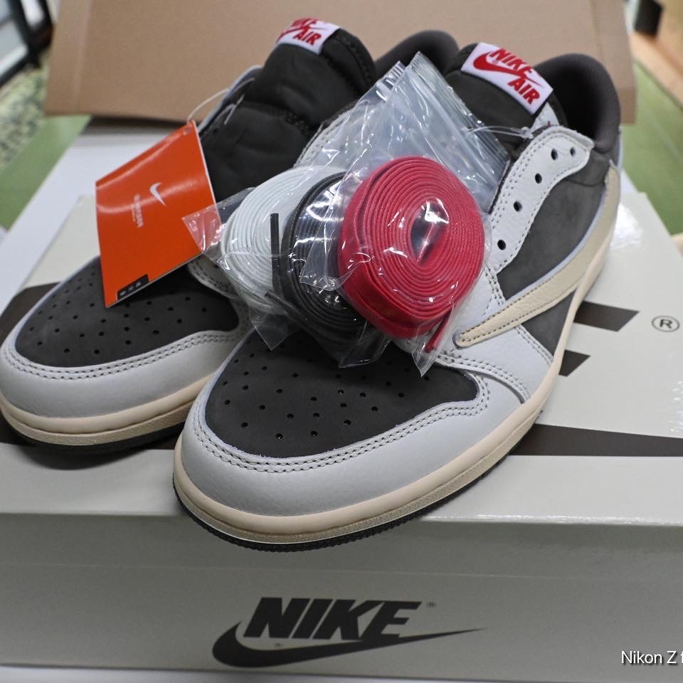 Jordan 1 x Travis Scott Retro Low OG SP Sail and Ridgerock 착용 스타일 - 1