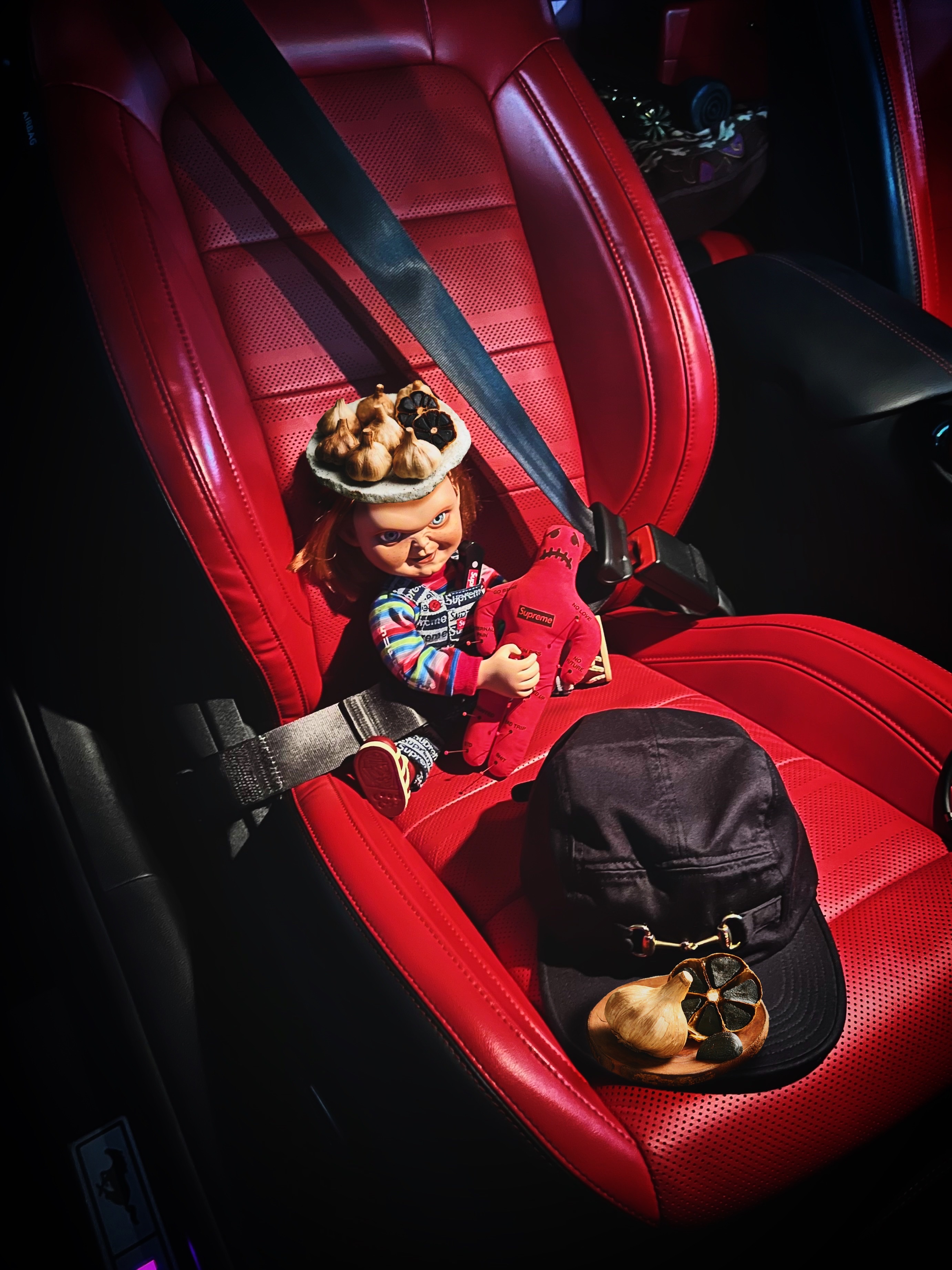 Supreme Chucky Doll - 20FW, Supreme Voodoo Doll Red - 19FW 착용 스타일