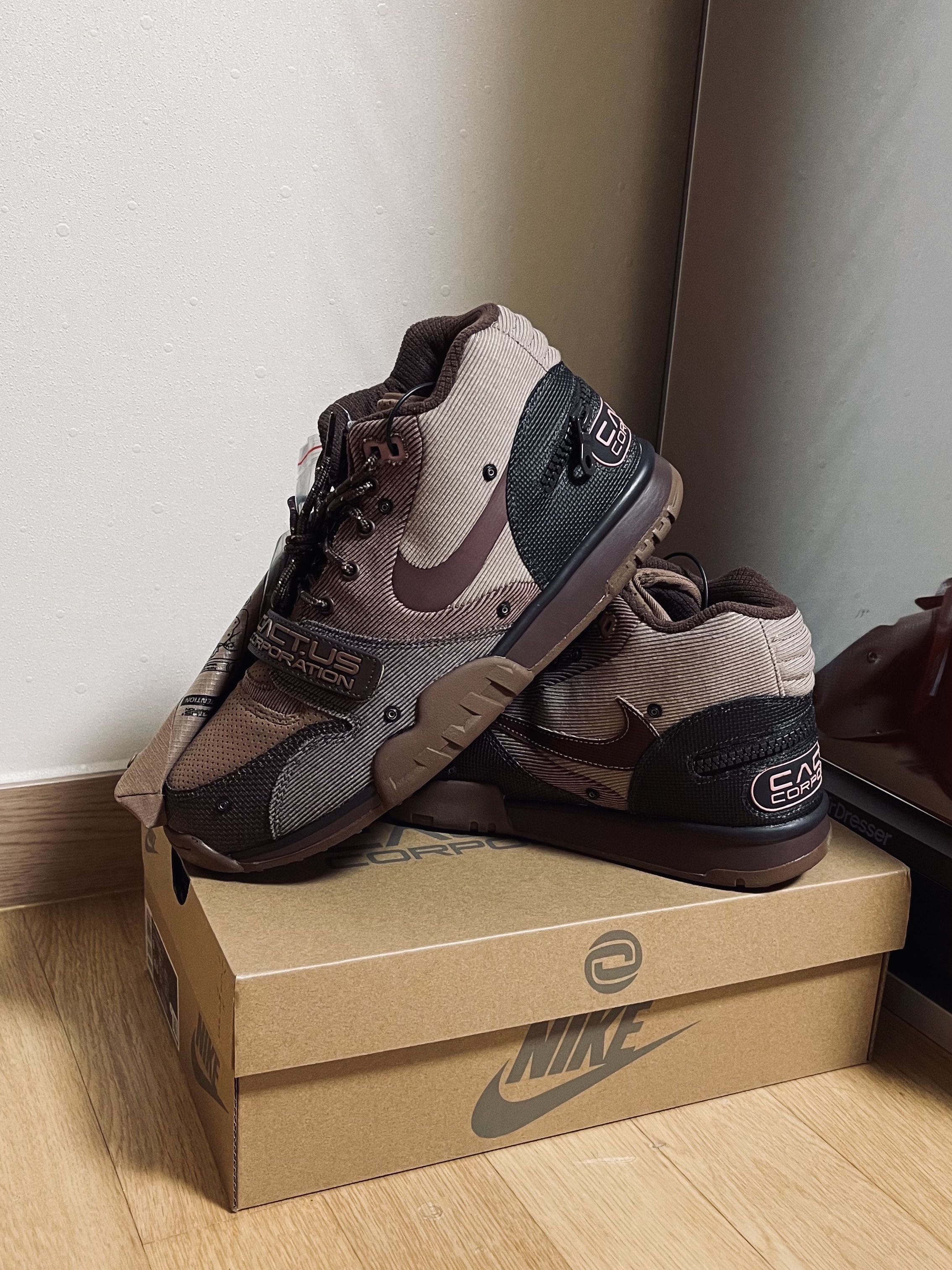 Nike x Travis Scott Air Trainer 1 Archaeo Brown and Rust Pink 착용 스타일