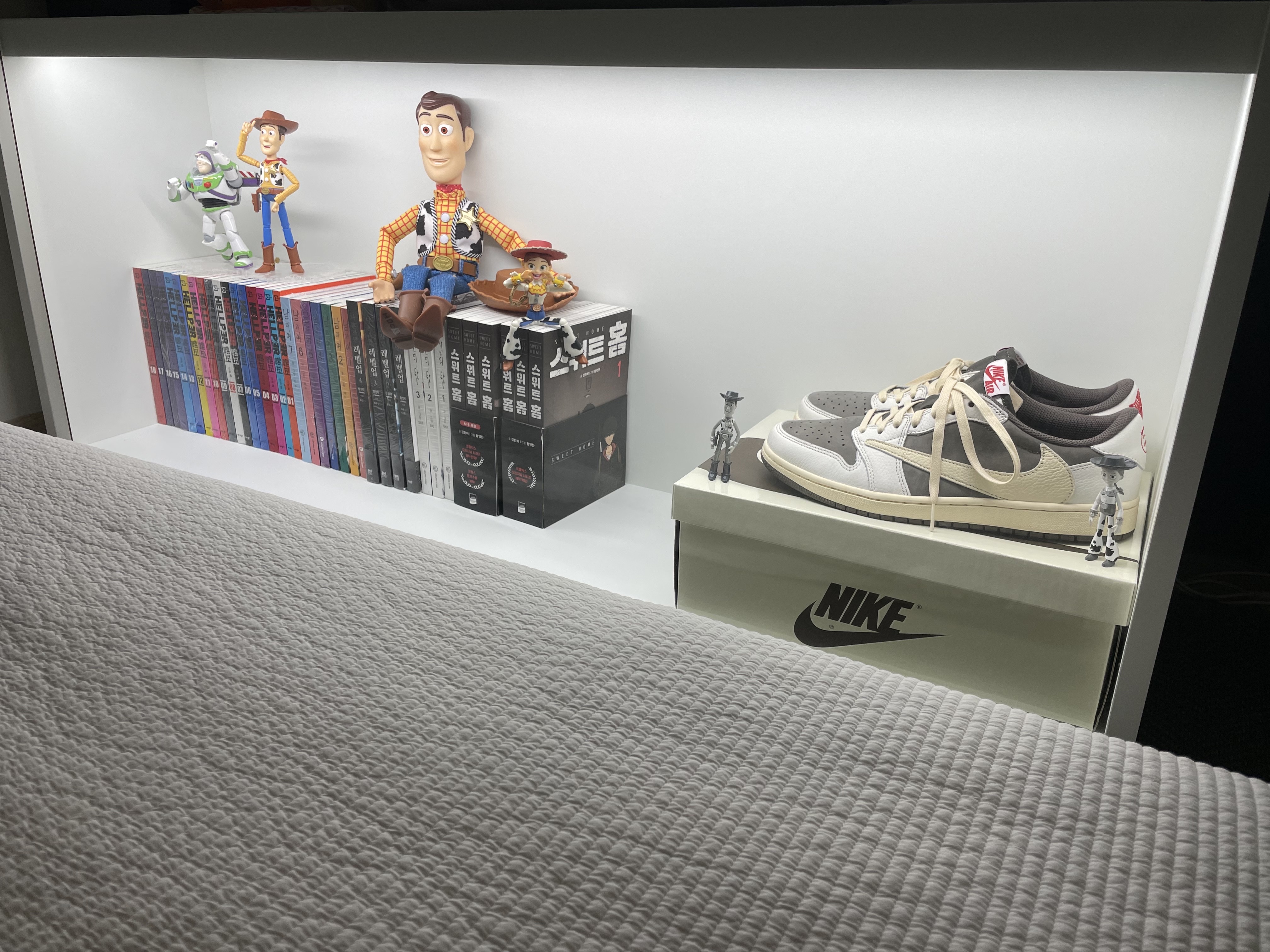 Jordan 1 x Travis Scott Retro Low OG SP Sail and Ridgerock 착용 스타일 - 1