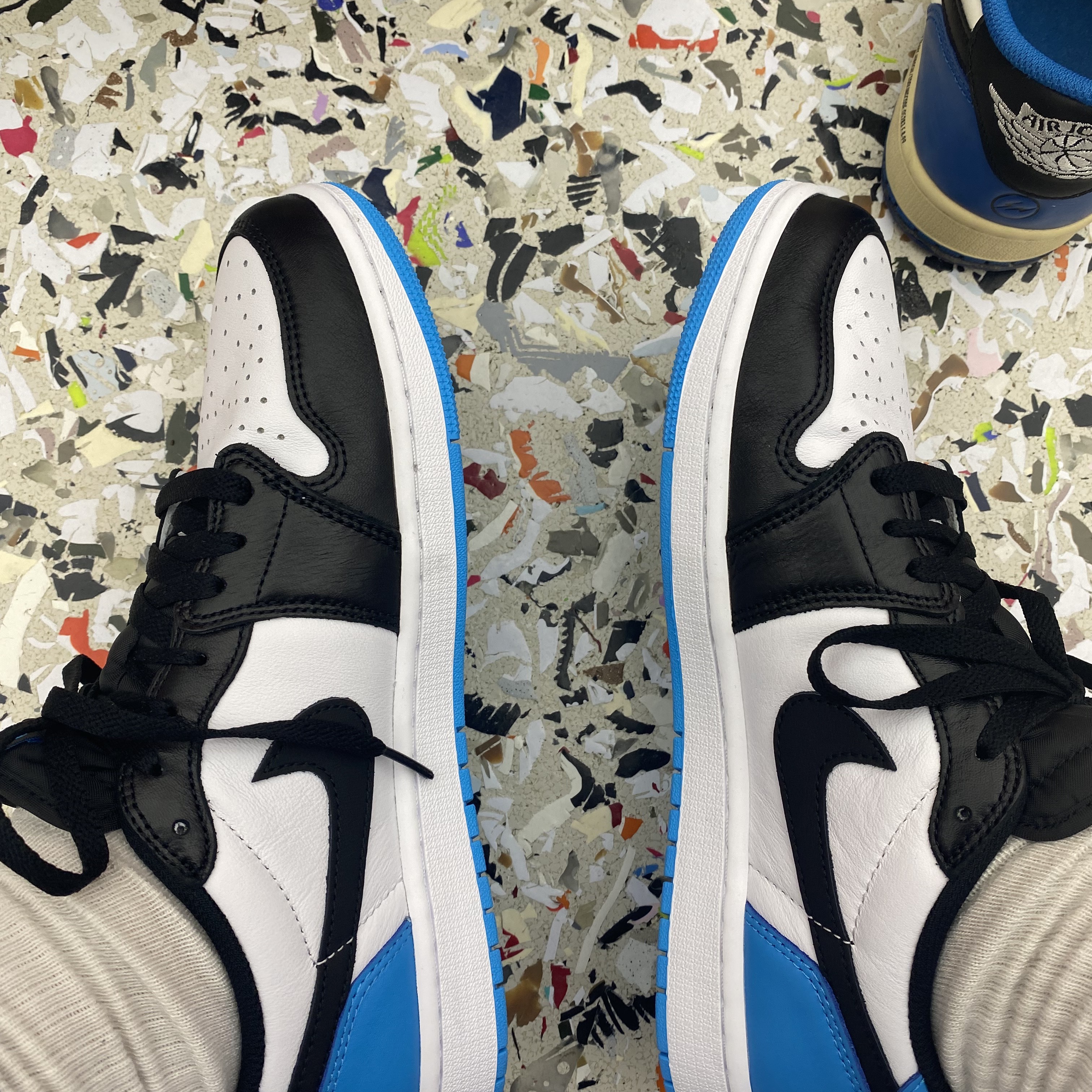 Jordan 1 Retro Low OG Black and Dark Powder Blue 착용 스타일 - 1