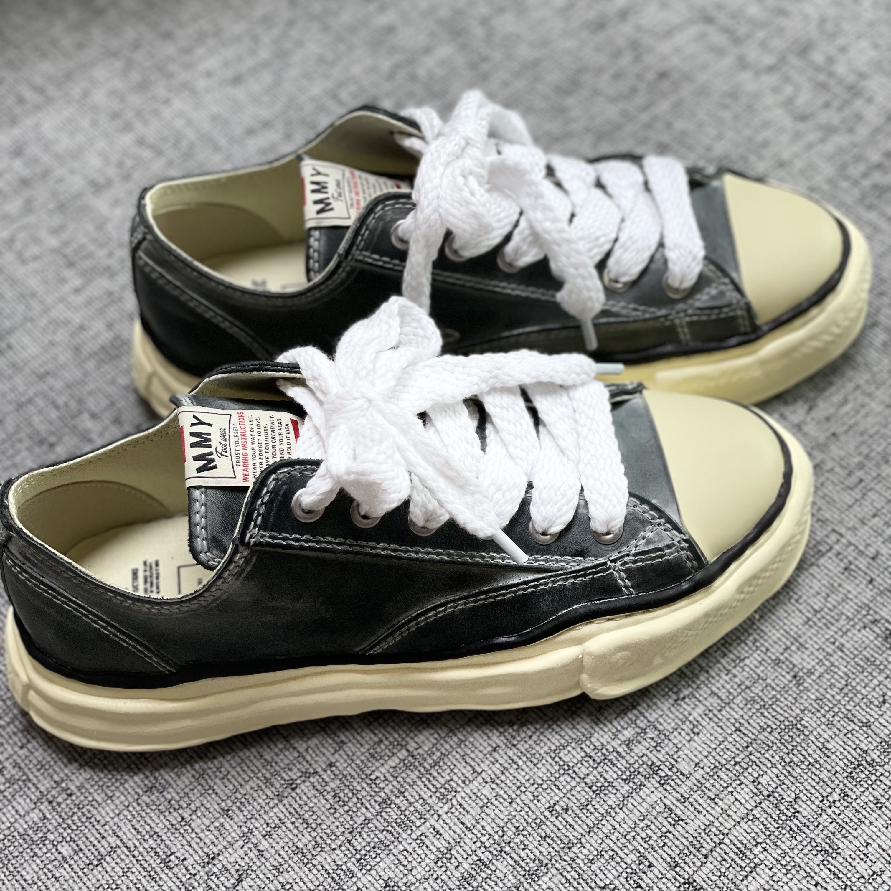 Maison Mihara Yasuhiro Peterson OG Sole Paraffin Leather Low-top Sneakers Black 착용 스타일 - 2