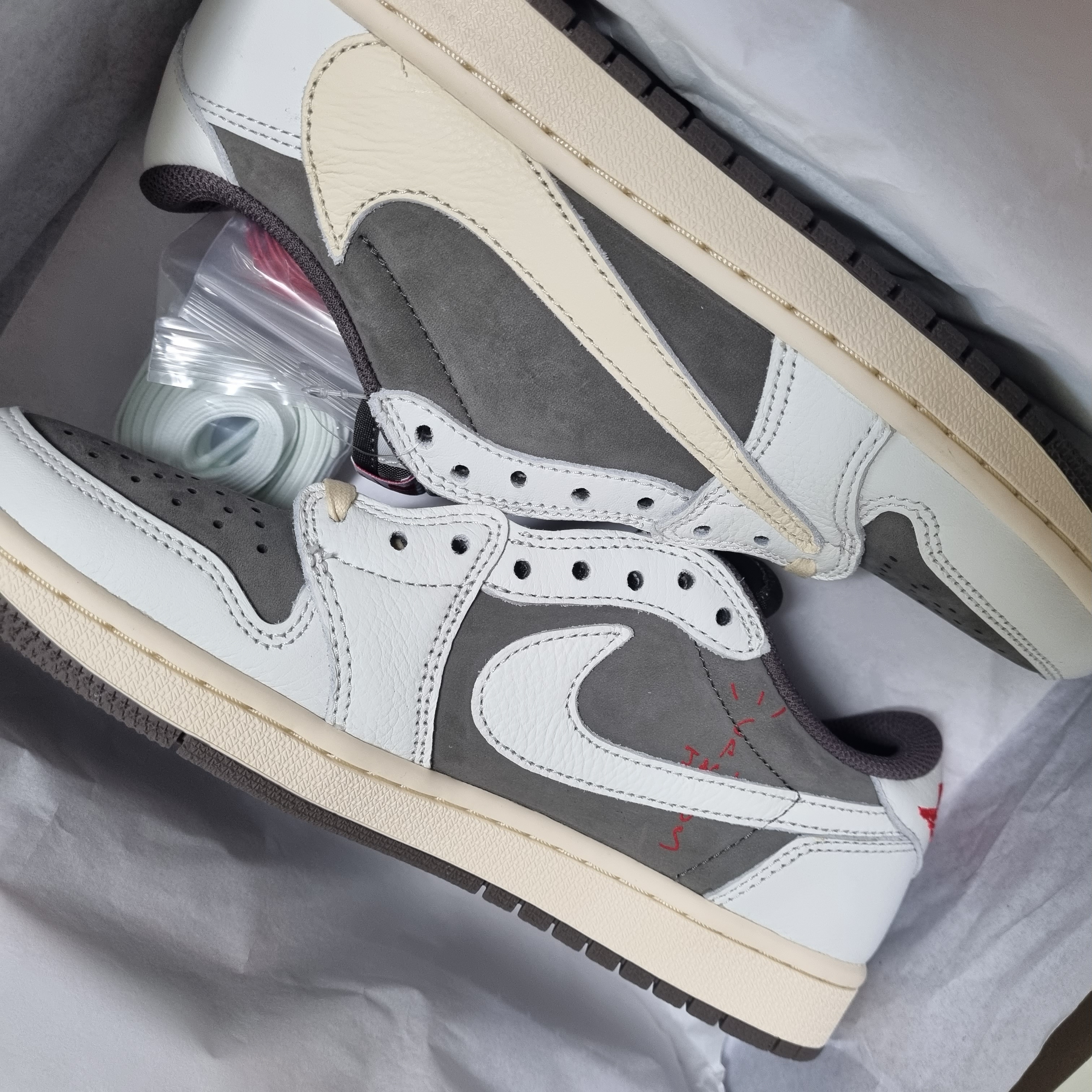 Jordan 1 x Travis Scott Retro Low OG SP Sail and Ridgerock 착용 스타일 - 2