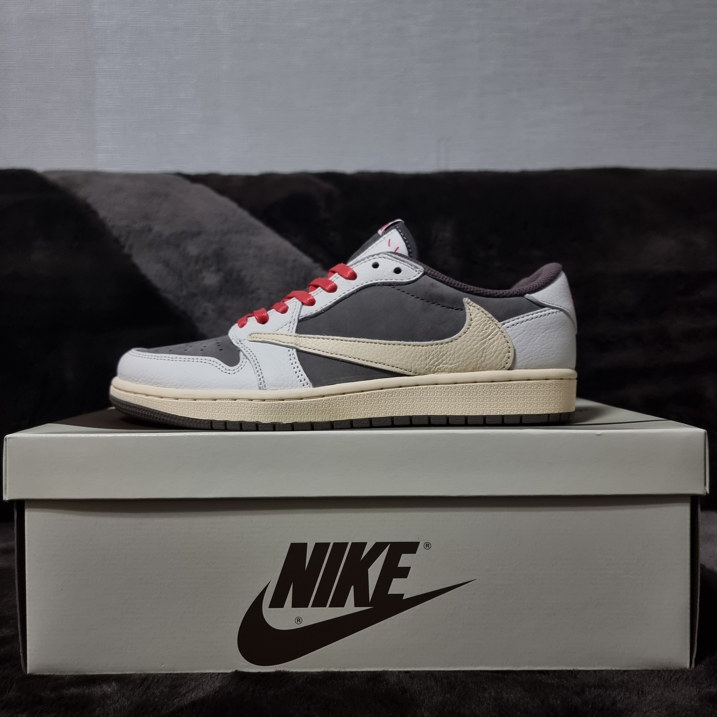 Jordan 1 x Travis Scott Retro Low OG SP Sail and Ridgerock 착용 스타일 - 2