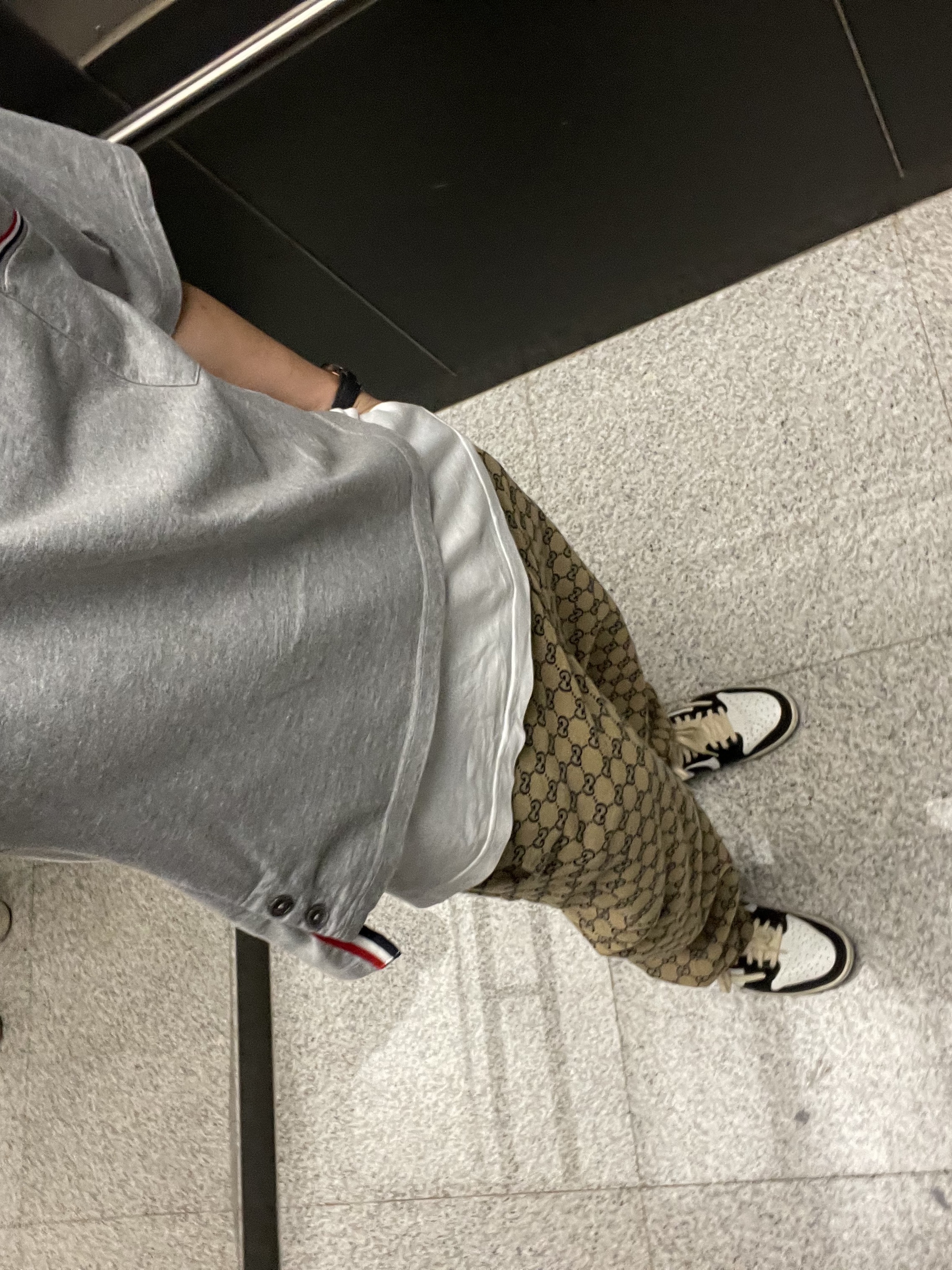 Jordan 1 x Travis Scott x Fragment Retro Low OG SP Military Blue, Thom Browne RWB Pocket Trim Pique Polo Shirt Light Grey 착용 스타일 - 2