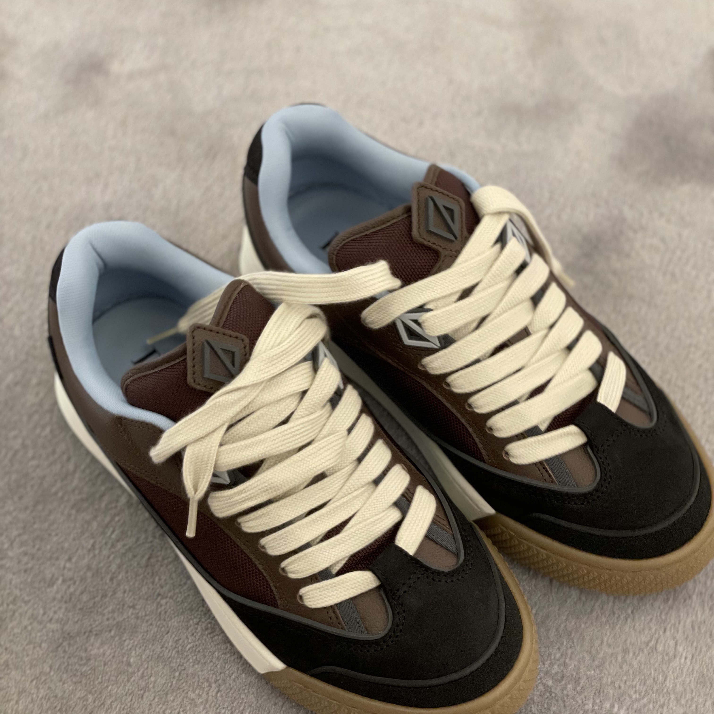 Dior x Cactus Jack B713 Sneakers Mocha Black 착용 스타일
