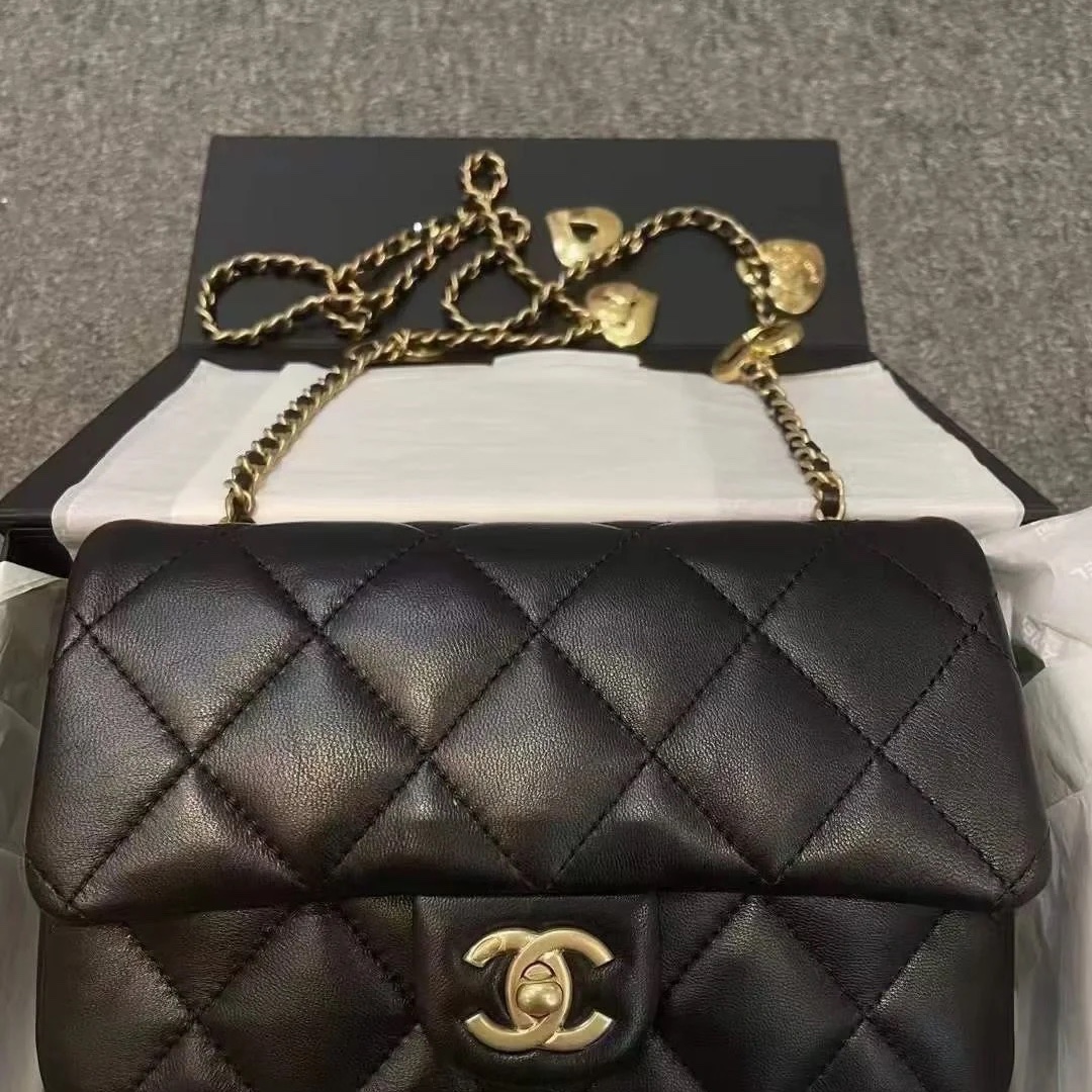 Chanel Mini Flap Bag Lambskin & Gold Black 착용 스타일 - 4