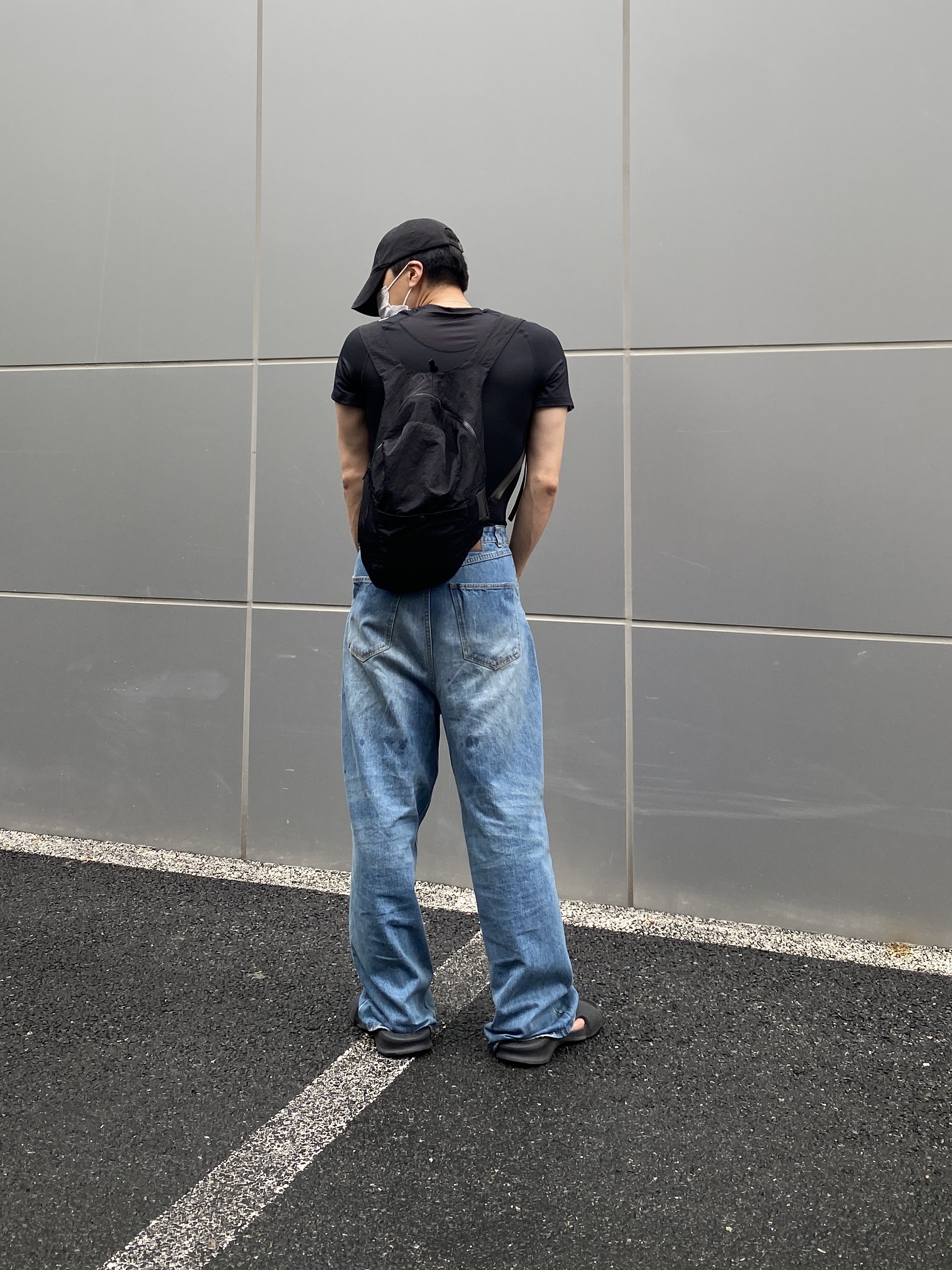 Our Legacy Slim Backpack Black Dense Liquid Nylon 착용 스타일 - 4