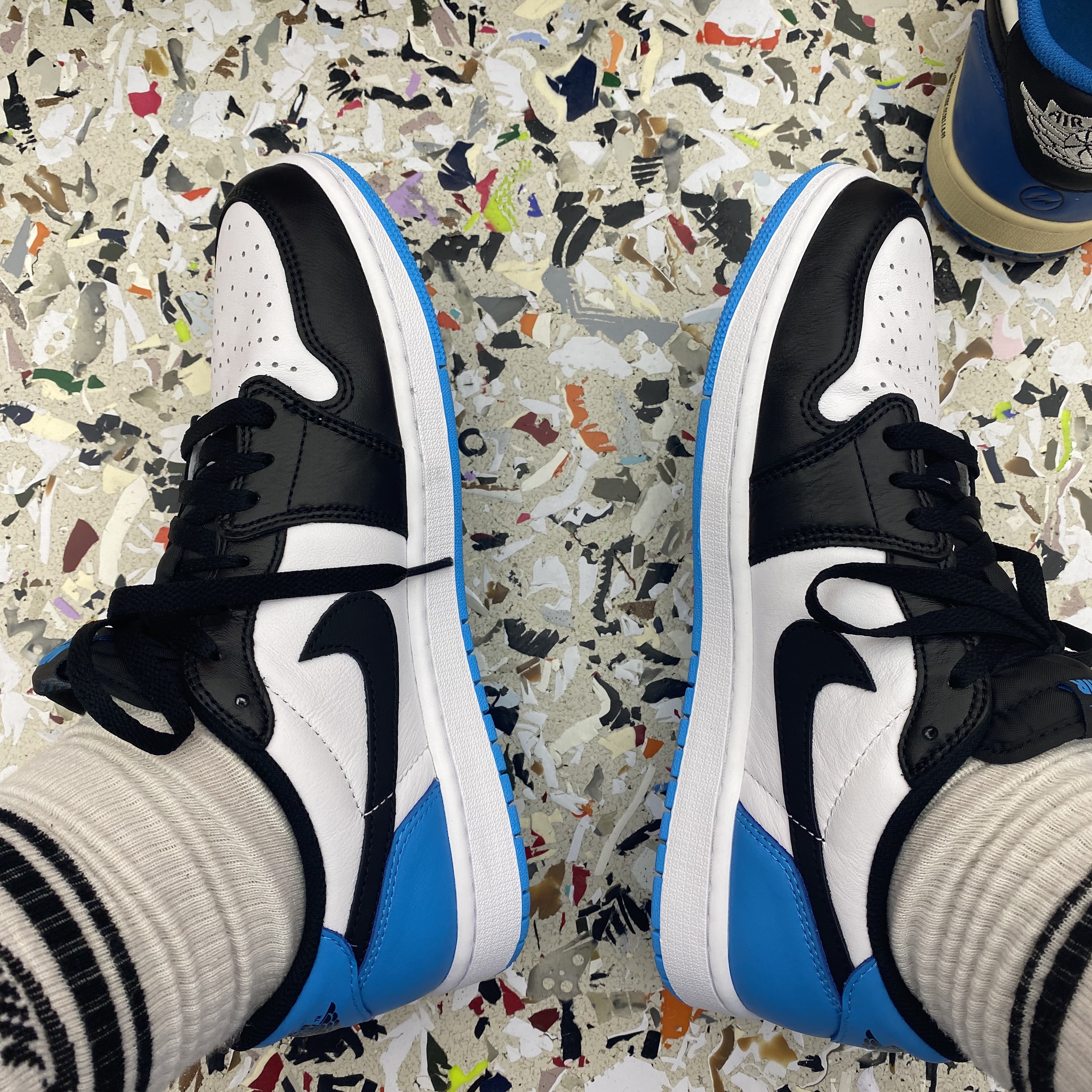 Jordan 1 Retro Low OG Black and Dark Powder Blue 착용 스타일 - 3