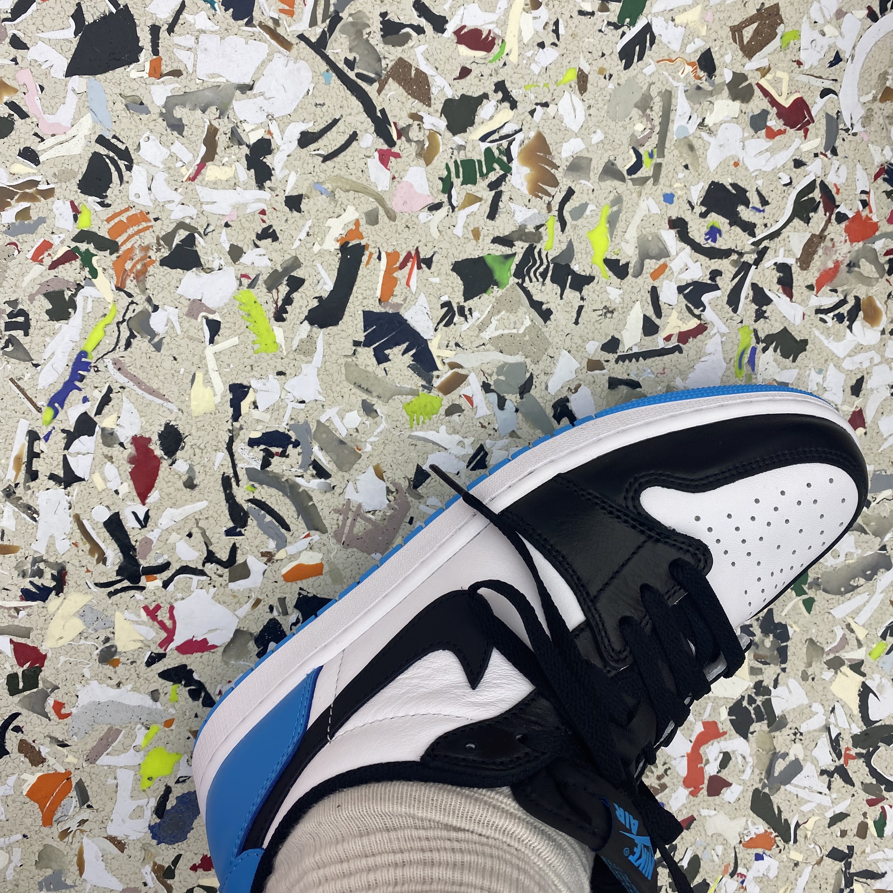 Jordan 1 Retro Low OG Black and Dark Powder Blue 착용 스타일 - 2