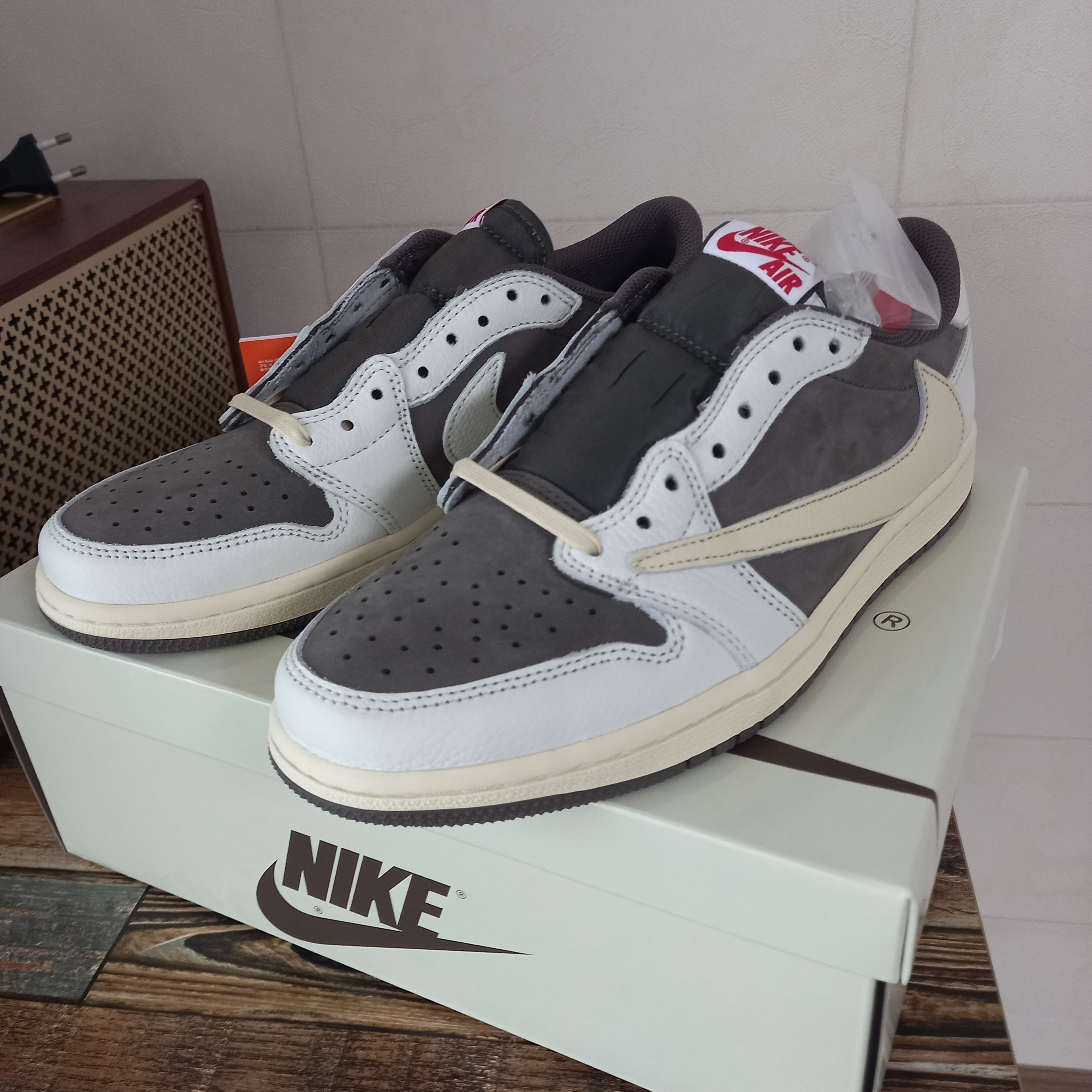 Jordan 1 x Travis Scott Retro Low OG SP Sail and Ridgerock 착용 스타일 - 2