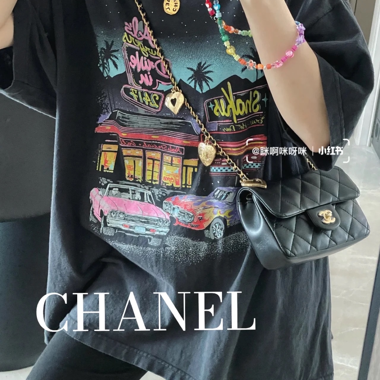 Chanel Mini Flap Bag Lambskin & Gold Black 착용 스타일 - 1