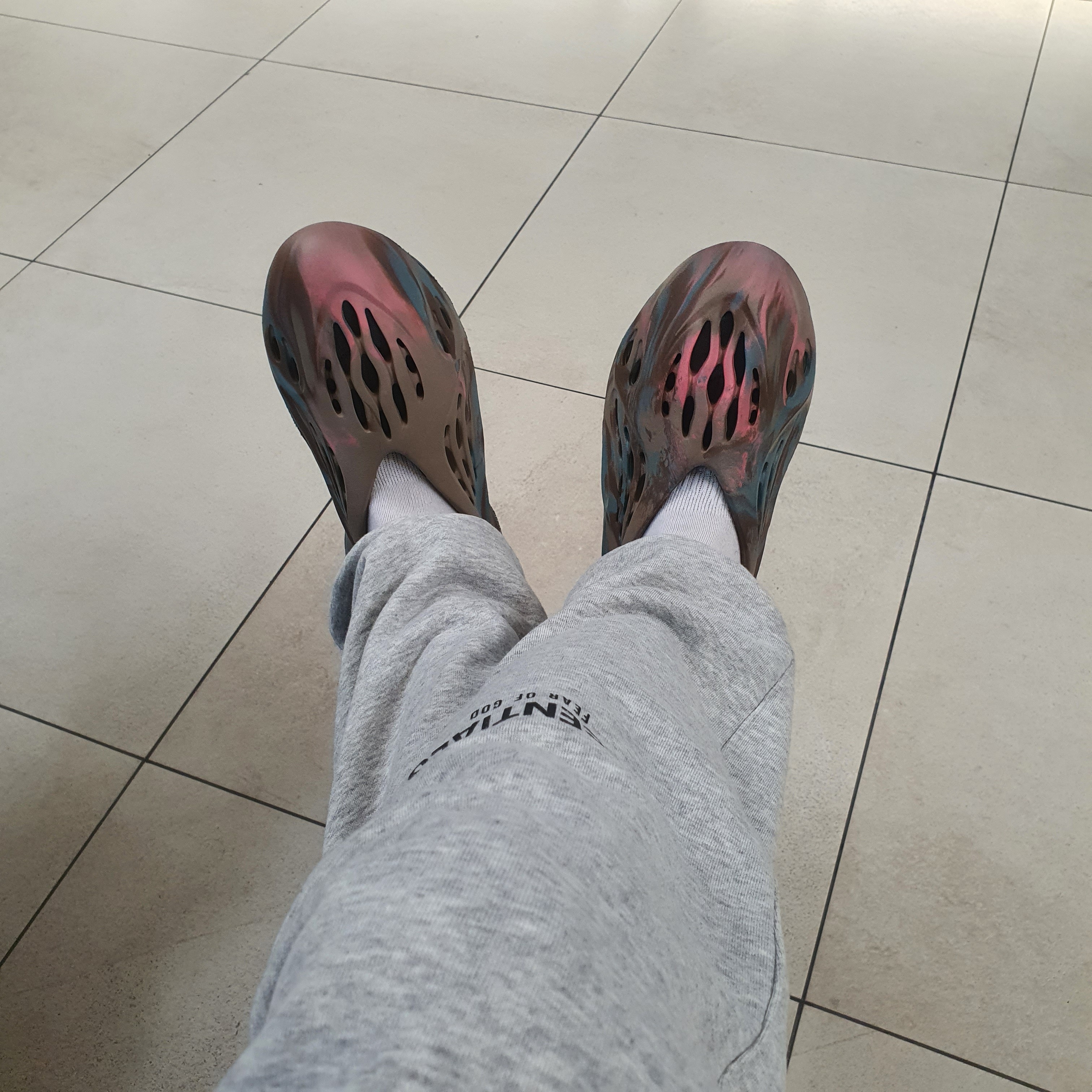 Adidas Yeezy Foam RNNR MX Sand Grey, Essentials The Core Collection Sweatpants Heather Oatmeal 착용 스타일