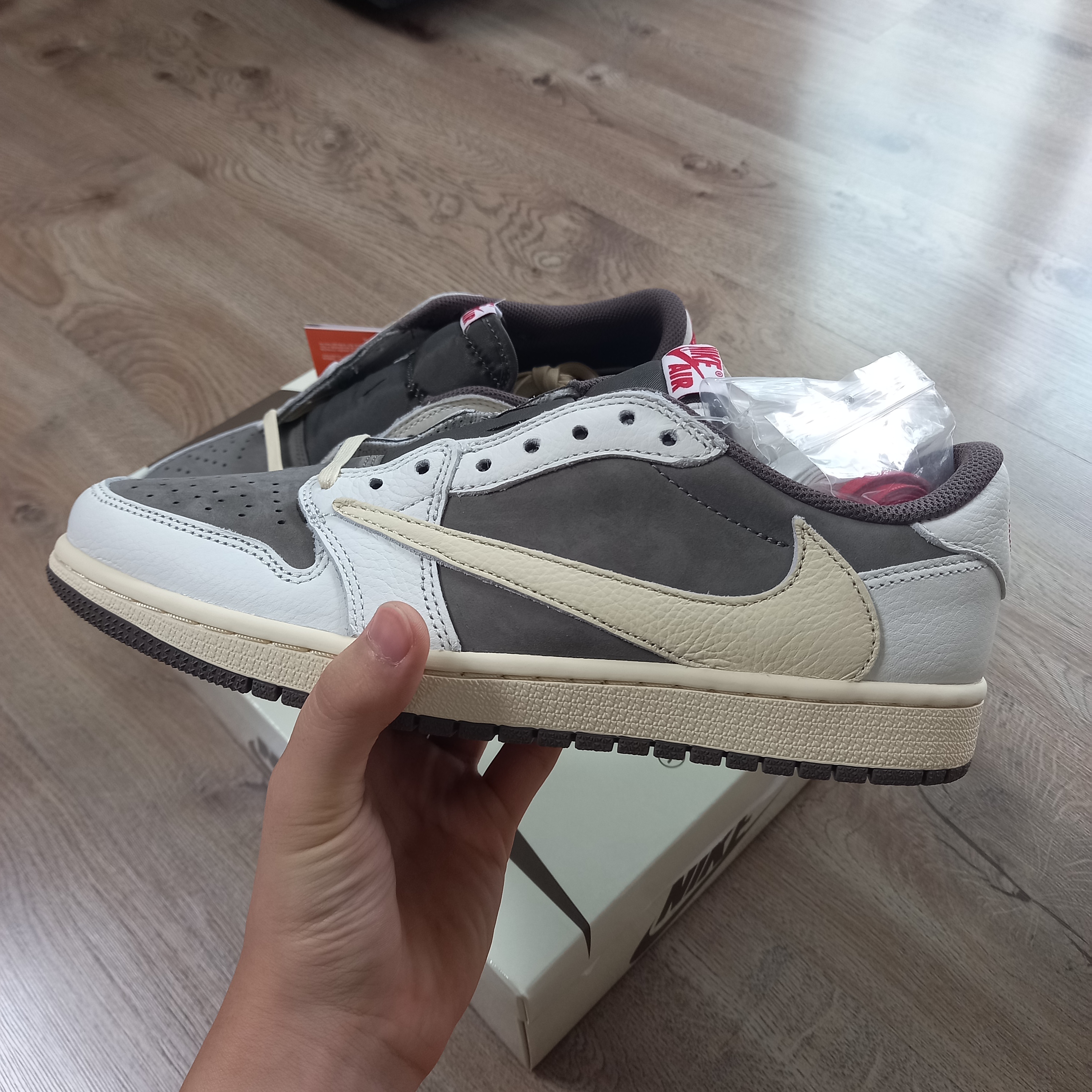 Jordan 1 x Travis Scott Retro Low OG SP Sail and Ridgerock 착용 스타일 - 4