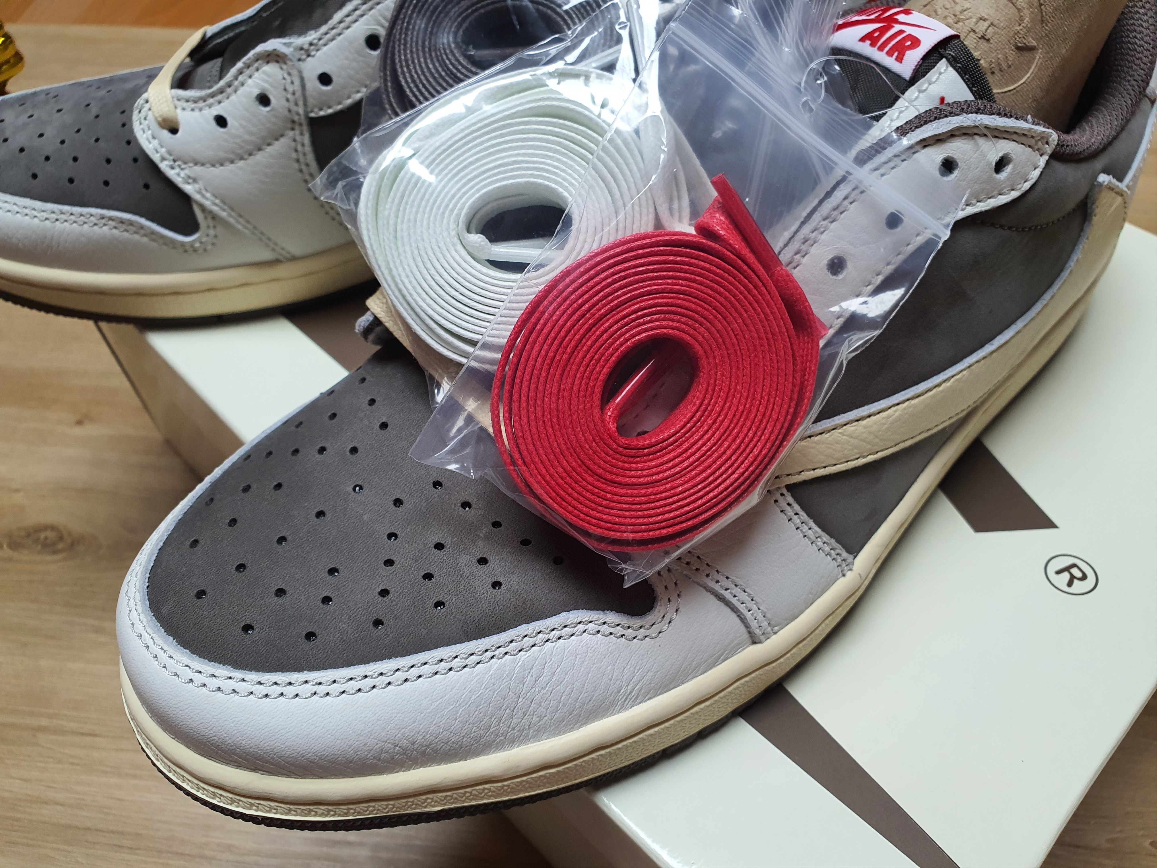 (W) Nike Dunk Low Next Nature Barely Green and White, Jordan 1 x Travis Scott Retro Low OG SP Sail and Ridgerock 착용 스타일 - 2