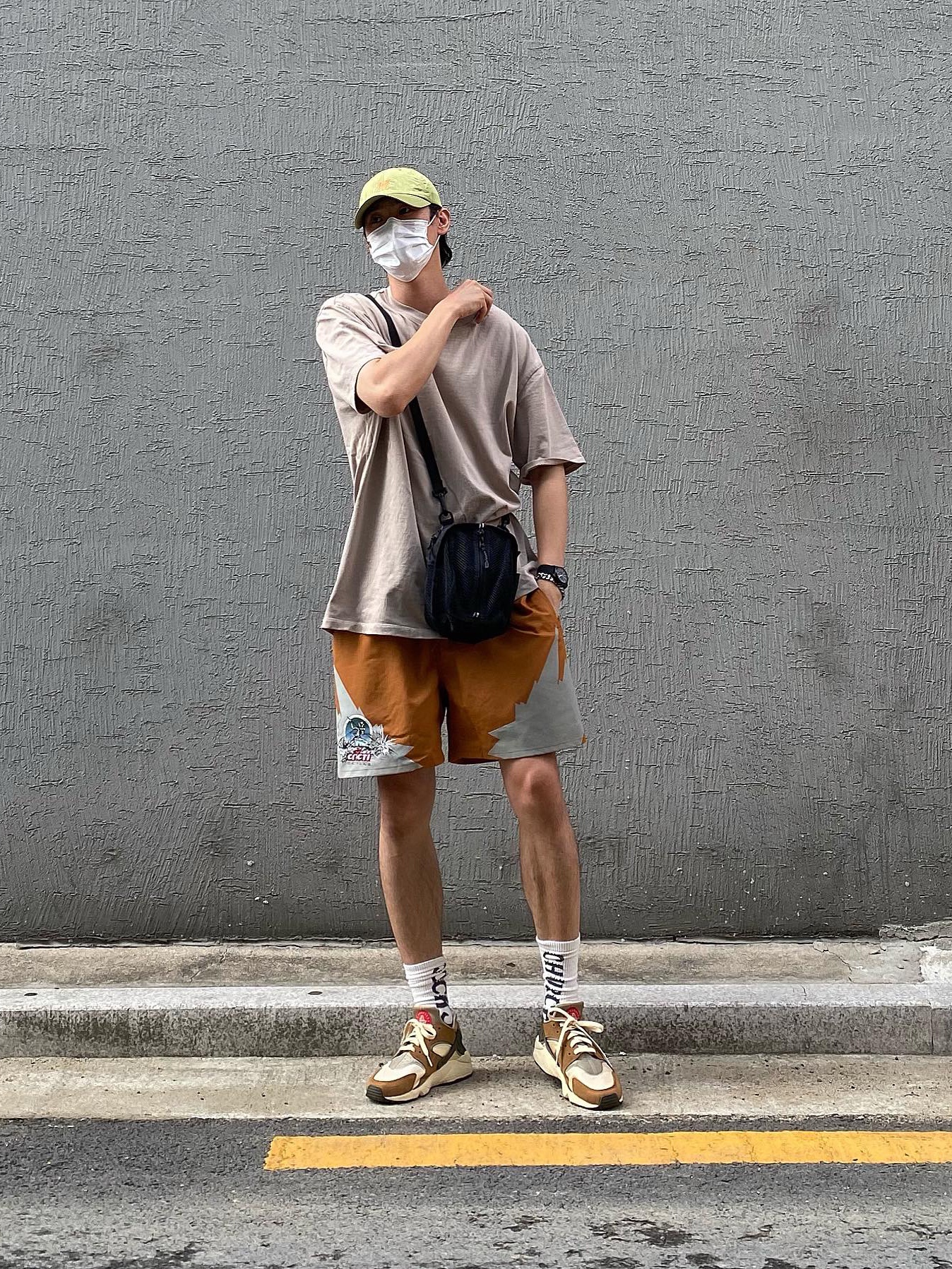 Nike x Stussy Air Huarache LE Desert Oak 착용 스타일 - 2