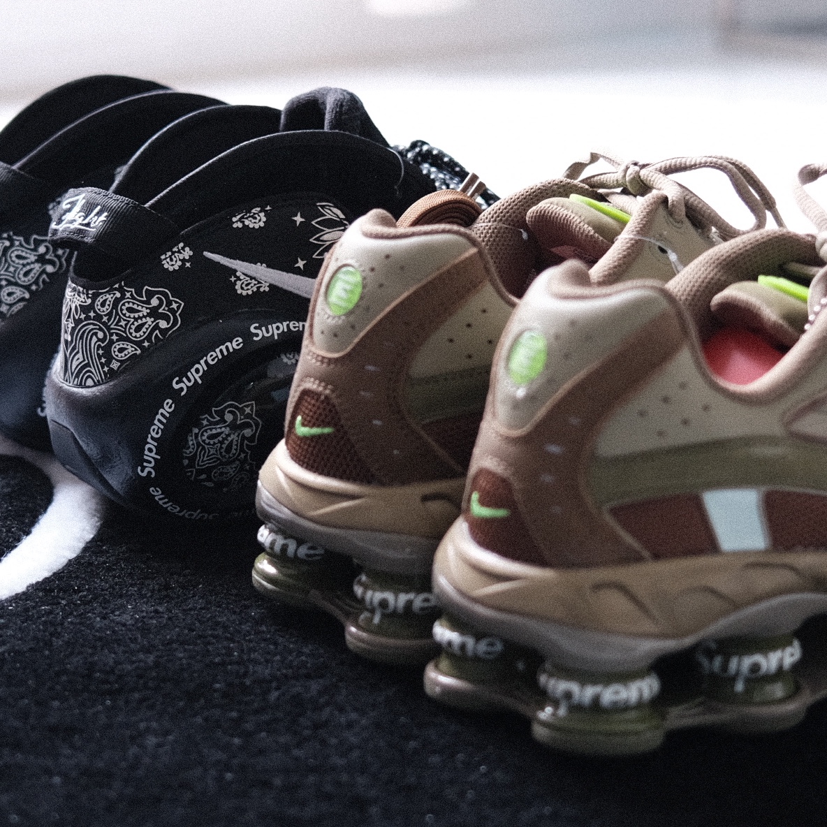Nike x Supreme Shox Ride 2 SP Neutral Olive, Nike x Supreme Air Zoom Flight 95 SP Black 착용 스타일 - 1