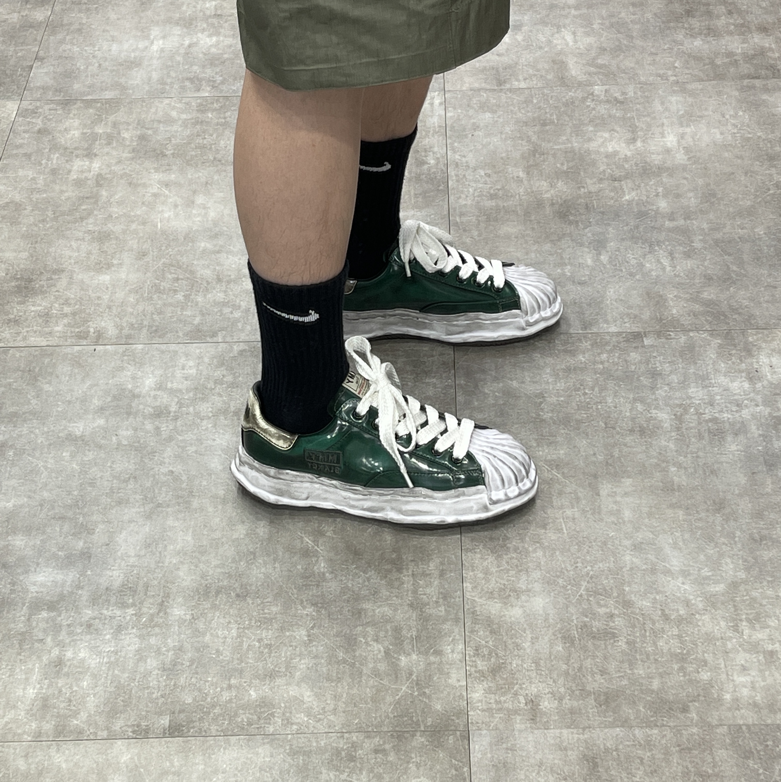 Maison Mihara Yasuhiro Blakey OG Sole Brushed Patent Low-top Sneakers Green 착용 스타일 - 2