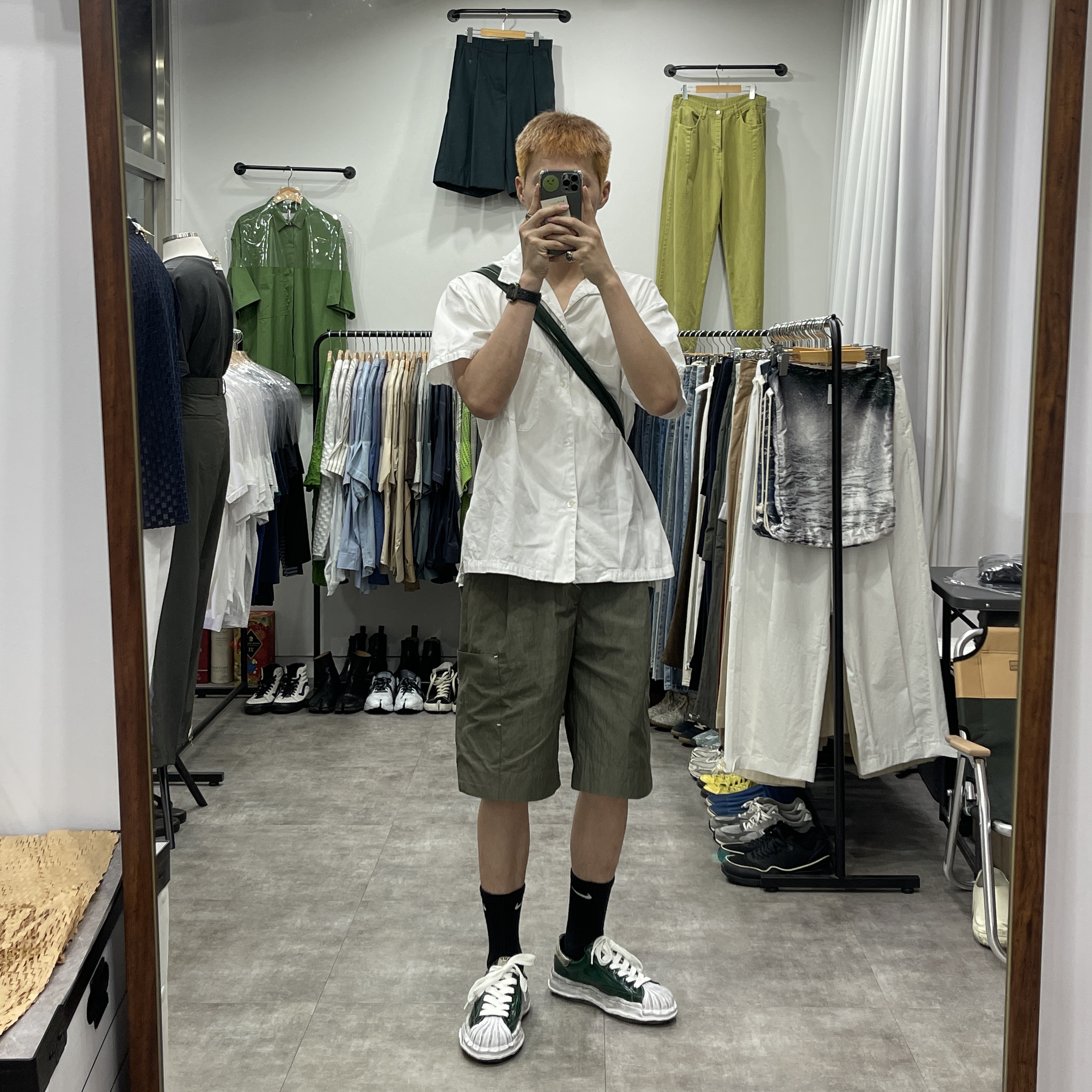 Maison Mihara Yasuhiro Blakey OG Sole Brushed Patent Low-top Sneakers Green 착용 스타일 - 3