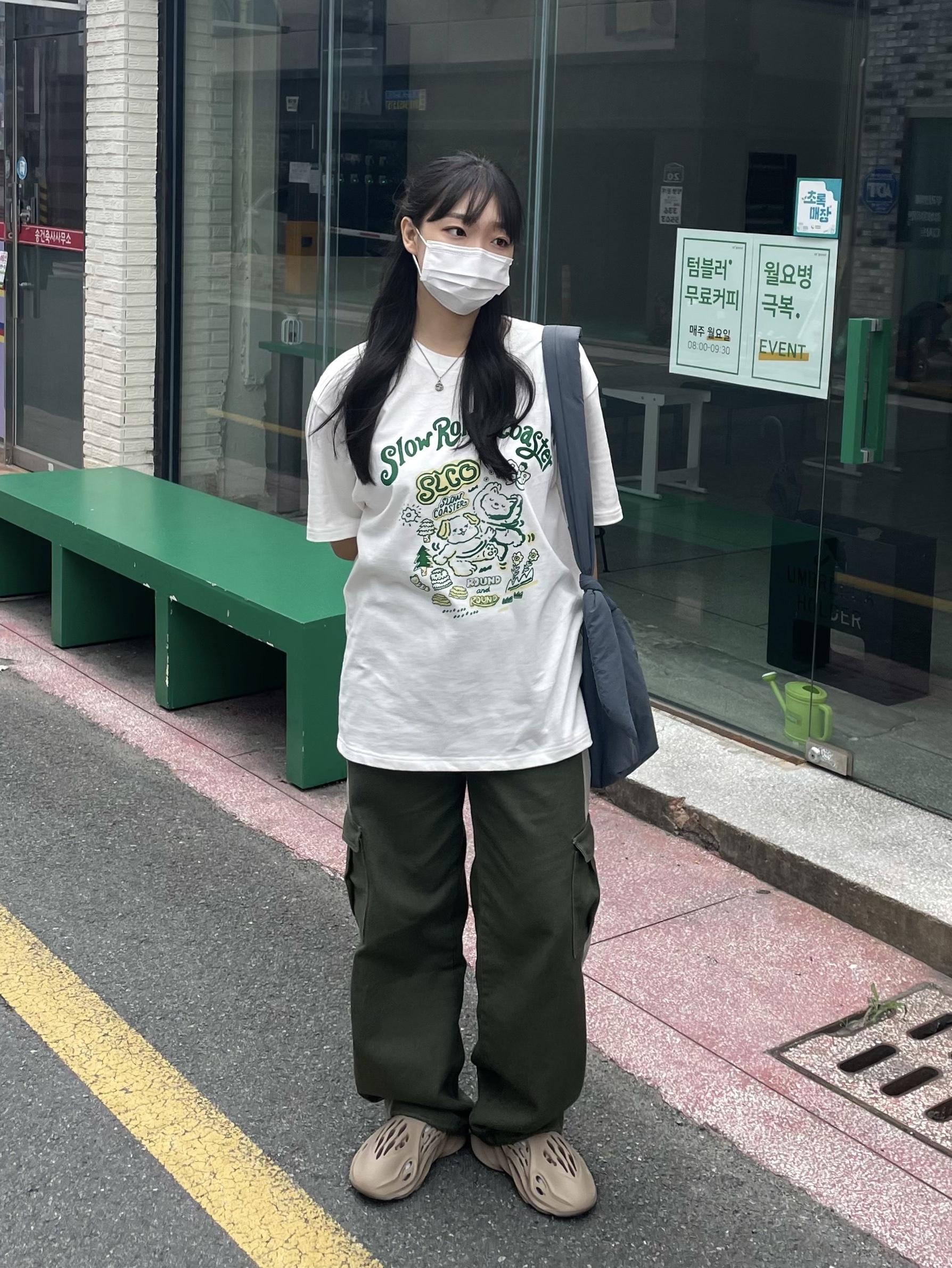 Adidas Yeezy Foam RNNR Mist 착용 스타일 - 1