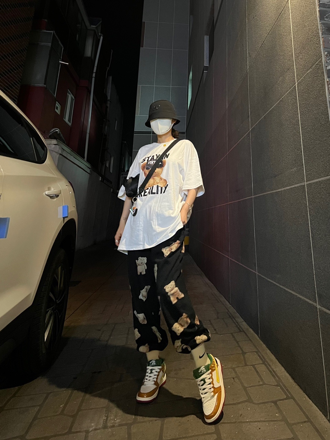 (W) Prada Re-Nylon Bucket Hat Black 착용 스타일 - 2