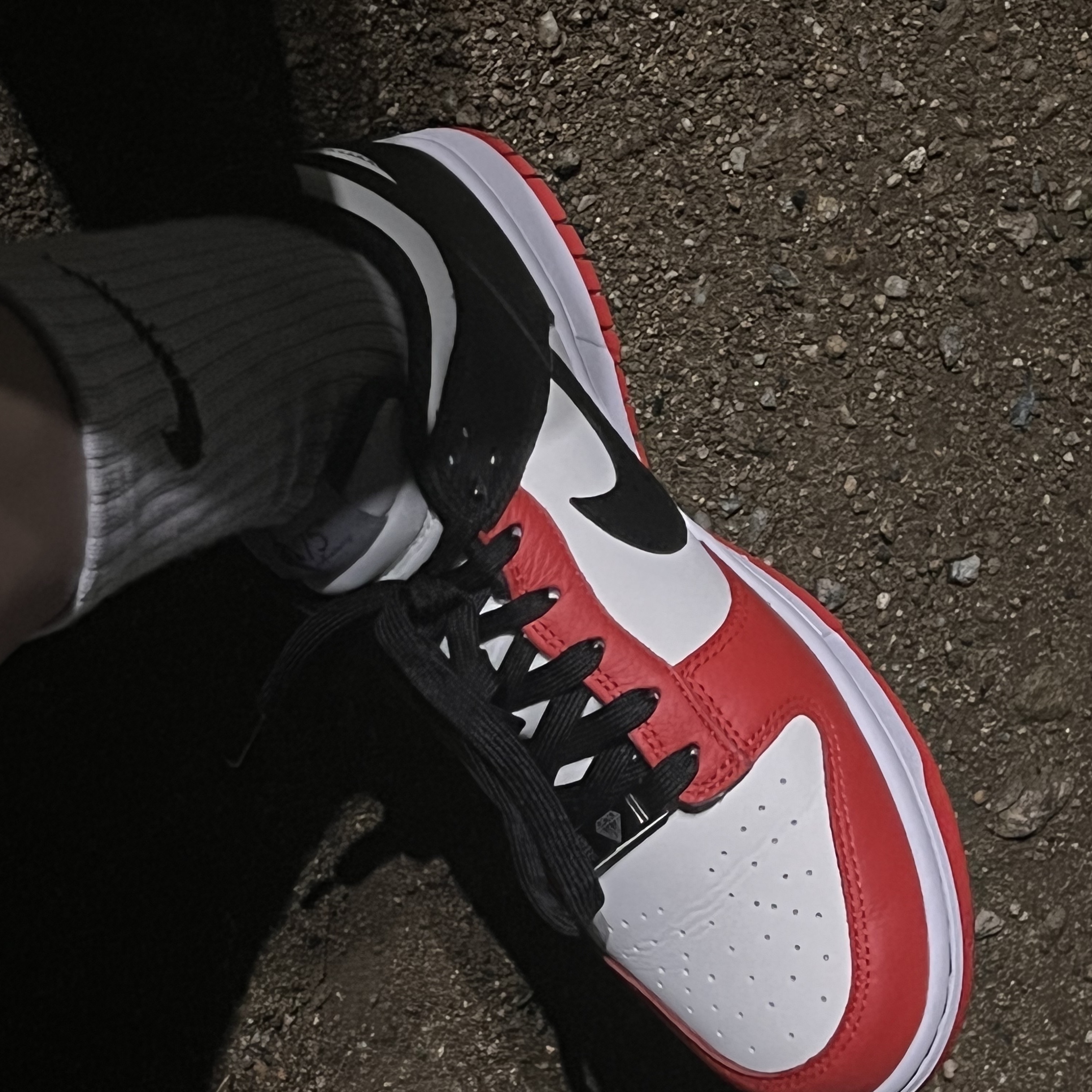 Nike x NBA Dunk Low Retro EMB Black and Chile Red 착용 스타일