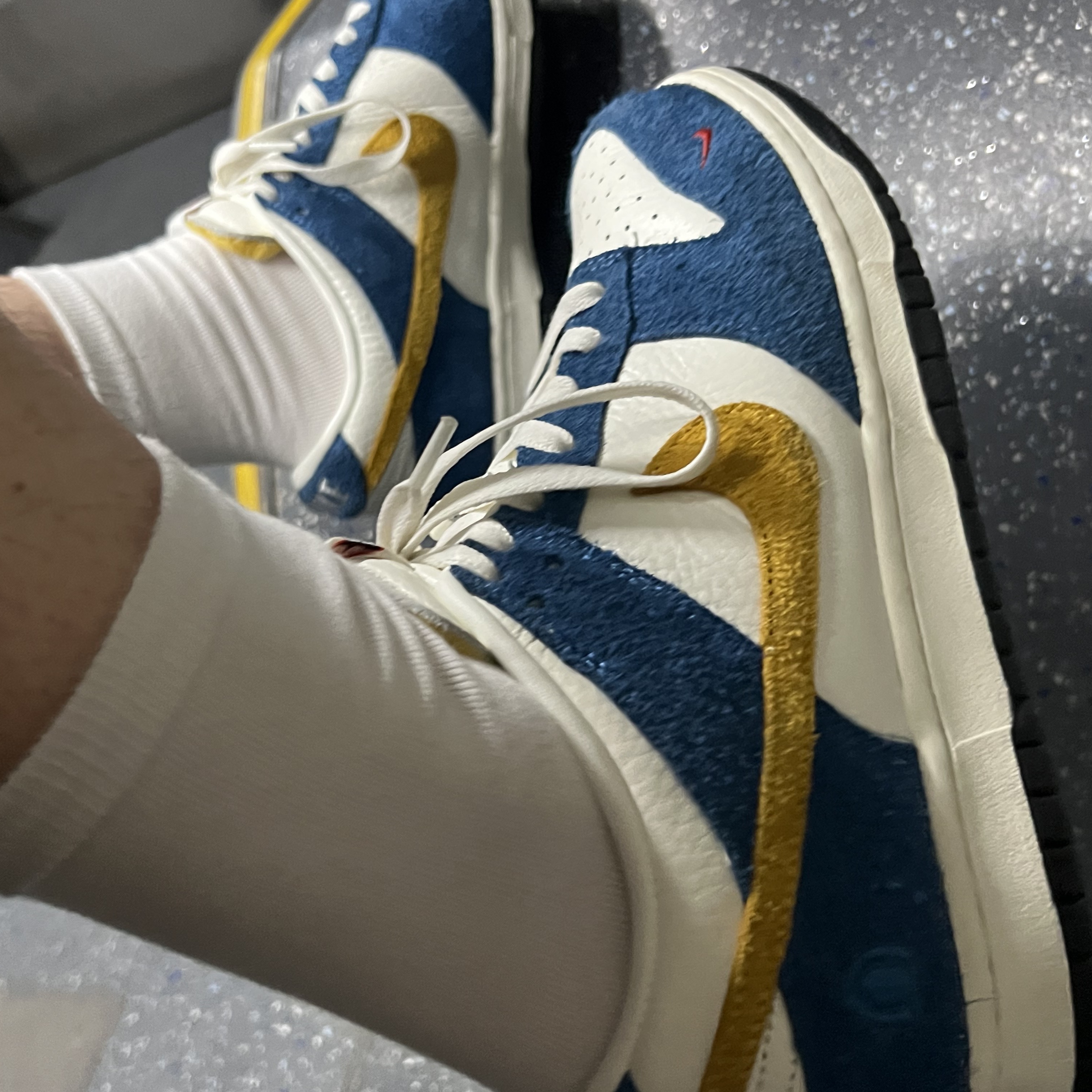 Nike x Kasina Dunk Low 80's Bus, Jordan 1 x Travis Scott Retro Low OG SP Sail and Ridgerock 착용 스타일 - 1