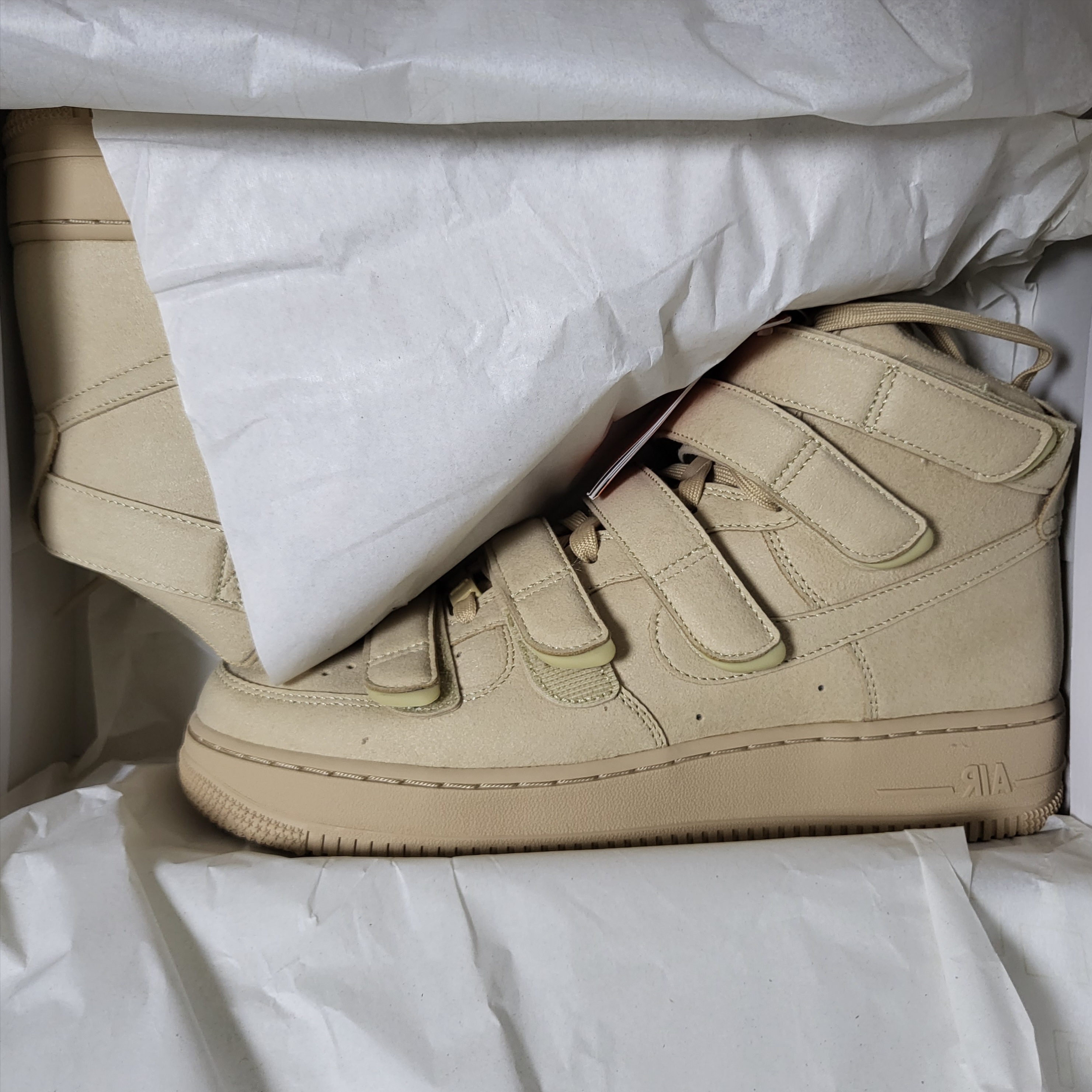 Nike x Billie Eilish Air Force 1 High '07 SP Mushroom 착용 스타일