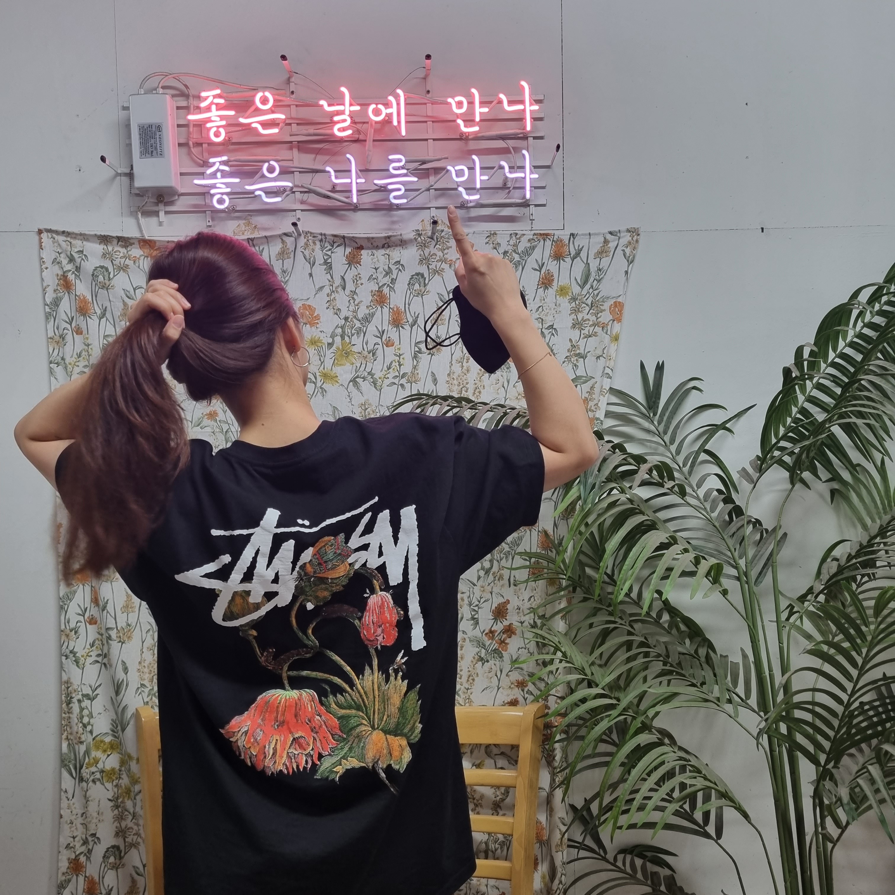 Stussy Withered Flower T-Shirt Black, (W) Jordan 1 Low OG Starfish 착용 스타일 - 1