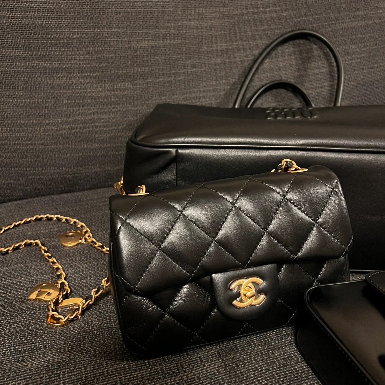Chanel Mini Flap Bag Lambskin & Gold Black 착용 스타일 - 1