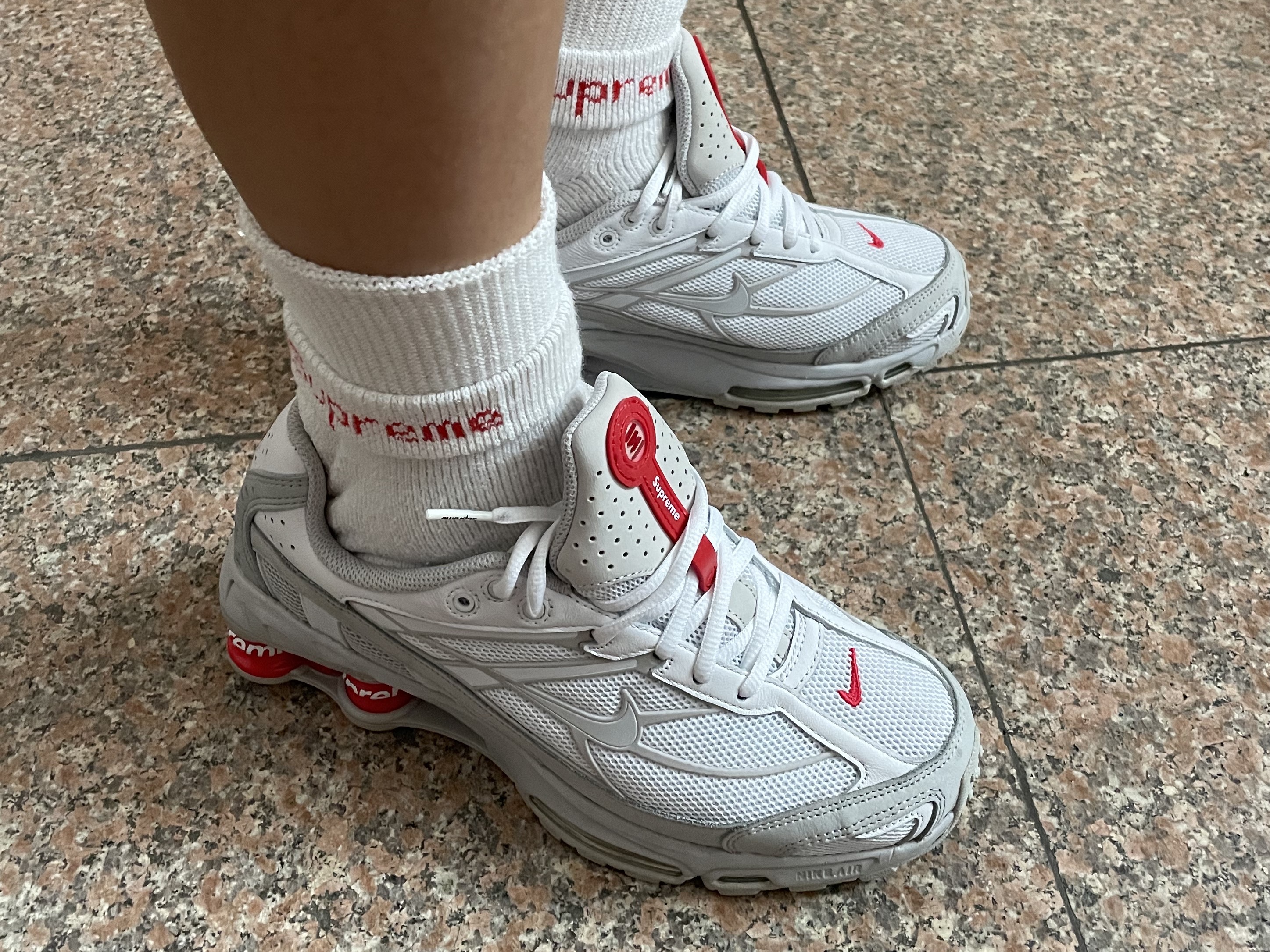 Nike x Supreme Shox Ride 2 SP White 착용 스타일 - 1