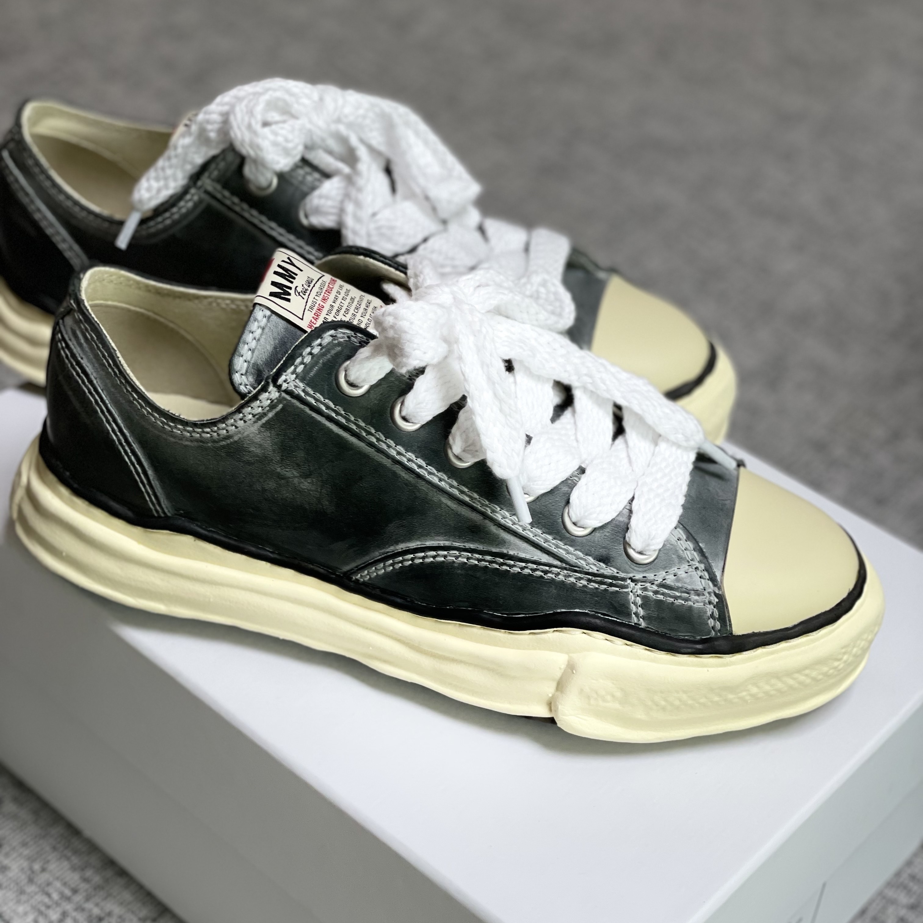 Maison Mihara Yasuhiro Peterson OG Sole Paraffin Leather Low-top Sneakers Black 착용 스타일 - 1