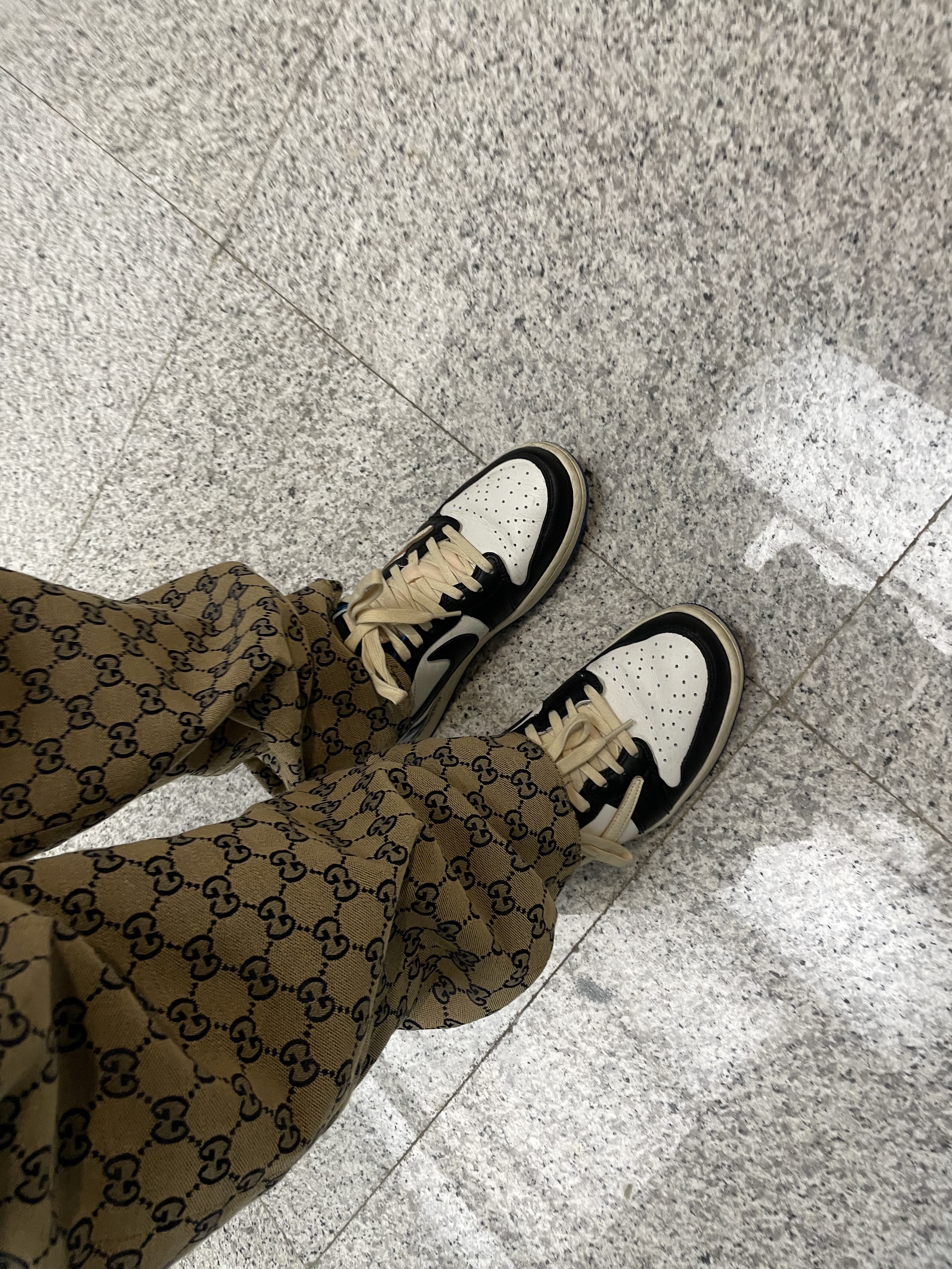 Jordan 1 x Travis Scott x Fragment Retro Low OG SP Military Blue, Thom Browne RWB Pocket Trim Pique Polo Shirt Light Grey 착용 스타일 - 3
