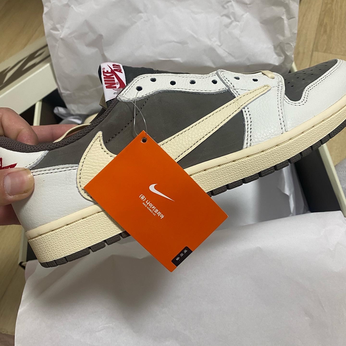 Jordan 1 x Travis Scott Retro Low OG SP Sail and Ridgerock 착용 스타일 - 4