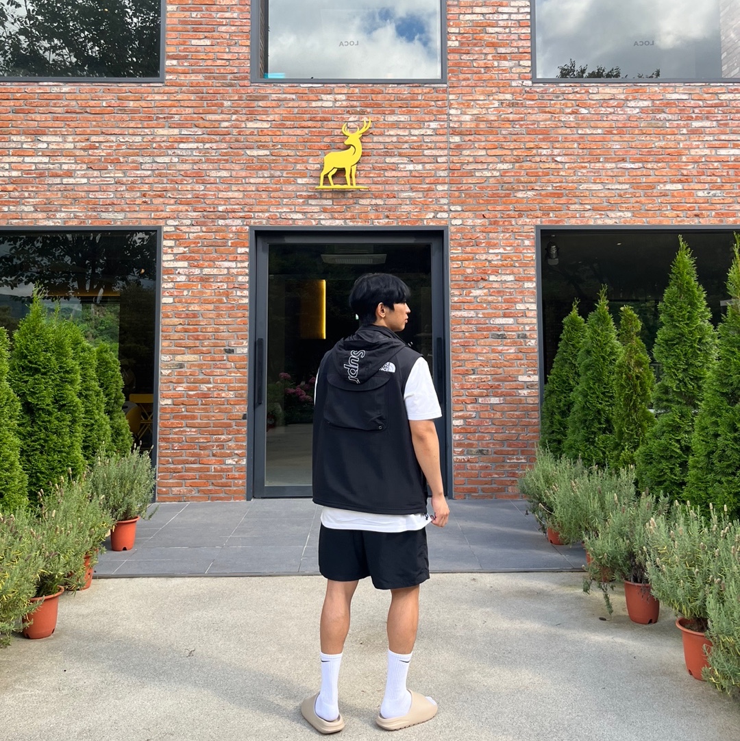 Supreme x The North Face Trekking Convertible Jacket Black - 22SS, Adidas Yeezy Slide Pure - Re-Release Ver. 착용 스타일