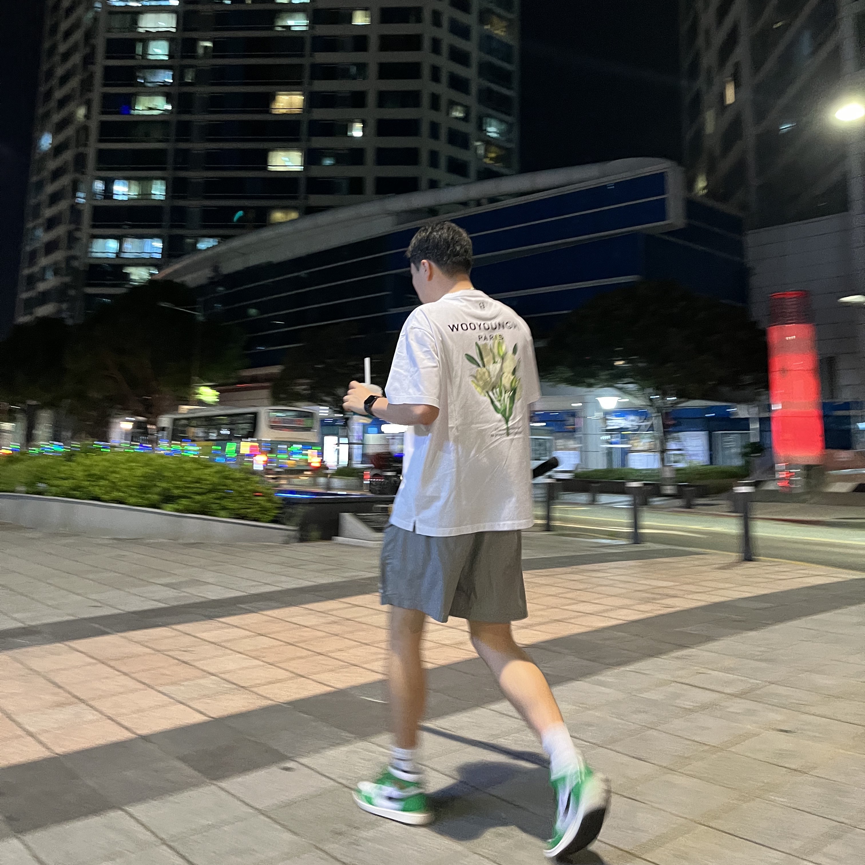 Wooyoungmi Flower Print Back Logo T-Shirt White - 22SS, IAB Studio Woven Shorts Gray 착용 스타일 - 1