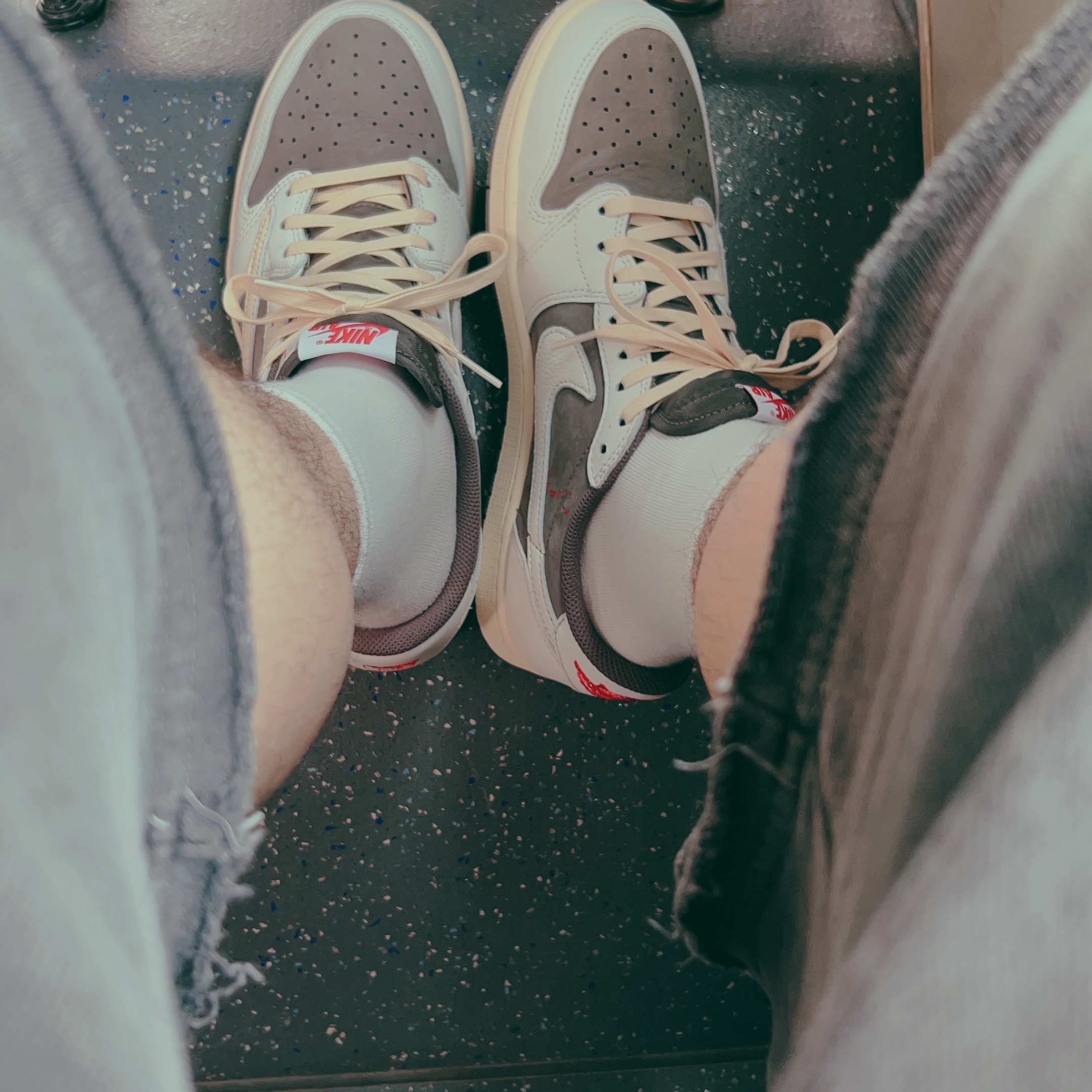Nike x Kasina Dunk Low 80's Bus, Jordan 1 x Travis Scott Retro Low OG SP Sail and Ridgerock 착용 스타일 - 2
