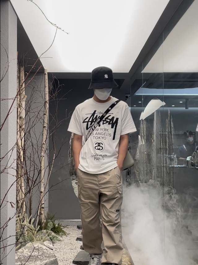 Stussy World Tour T-Shirt White, Jordan 1 Mid Light Smoke Grey Anthracite 착용 스타일 - 2