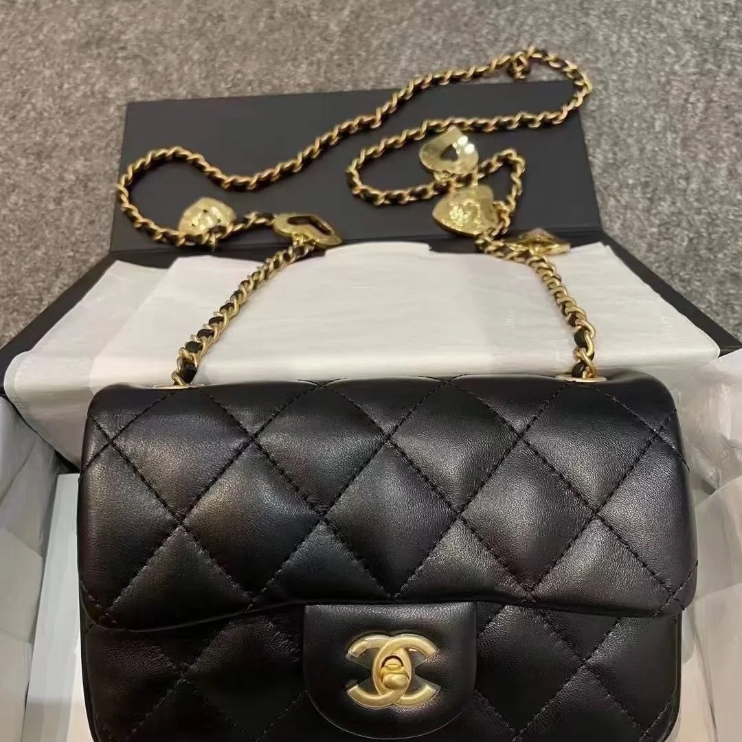 Chanel Mini Flap Bag Lambskin & Gold Black 착용 스타일 - 3
