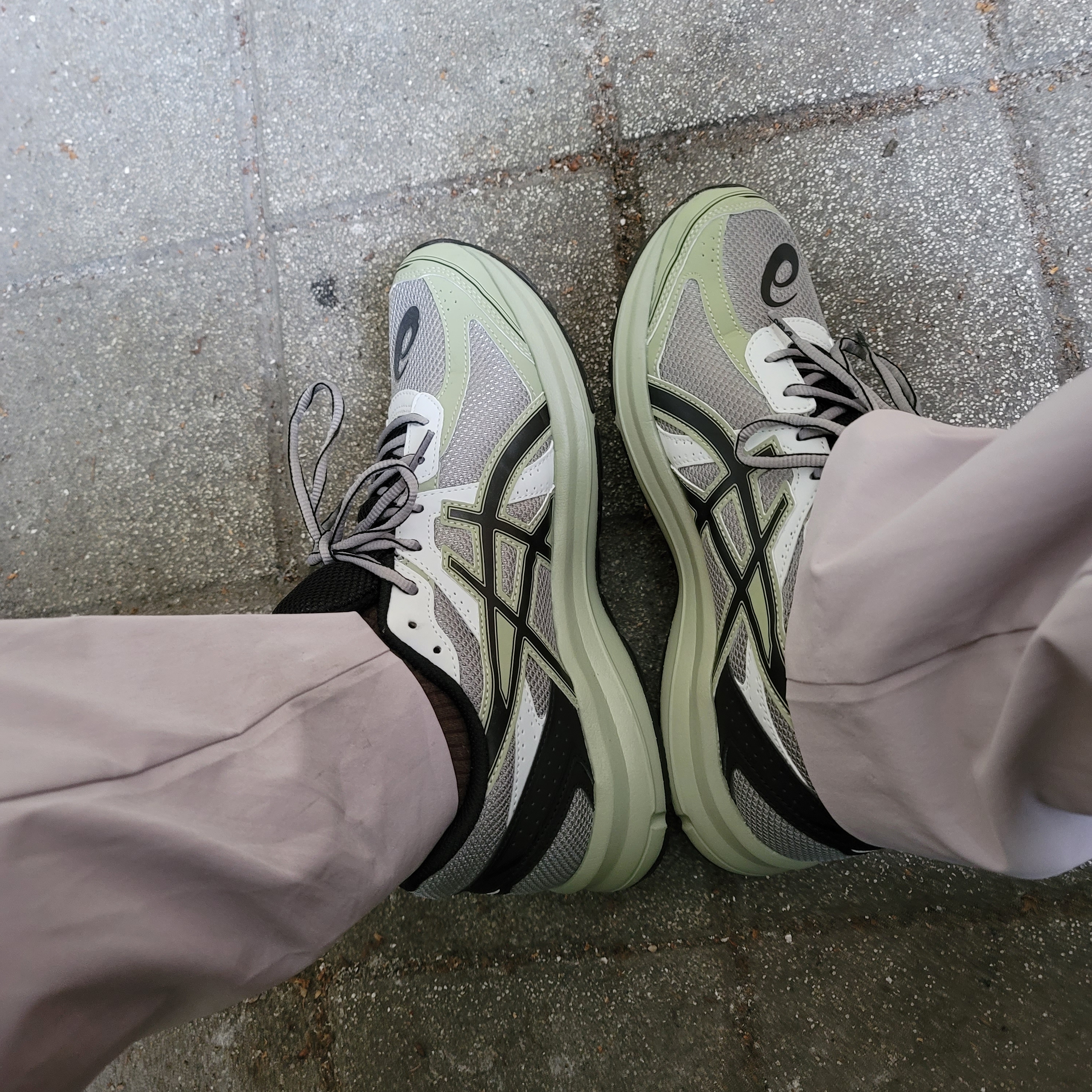 Asics Jog 100 S Sheet Rock - 2E Wide 착용 스타일 - 1