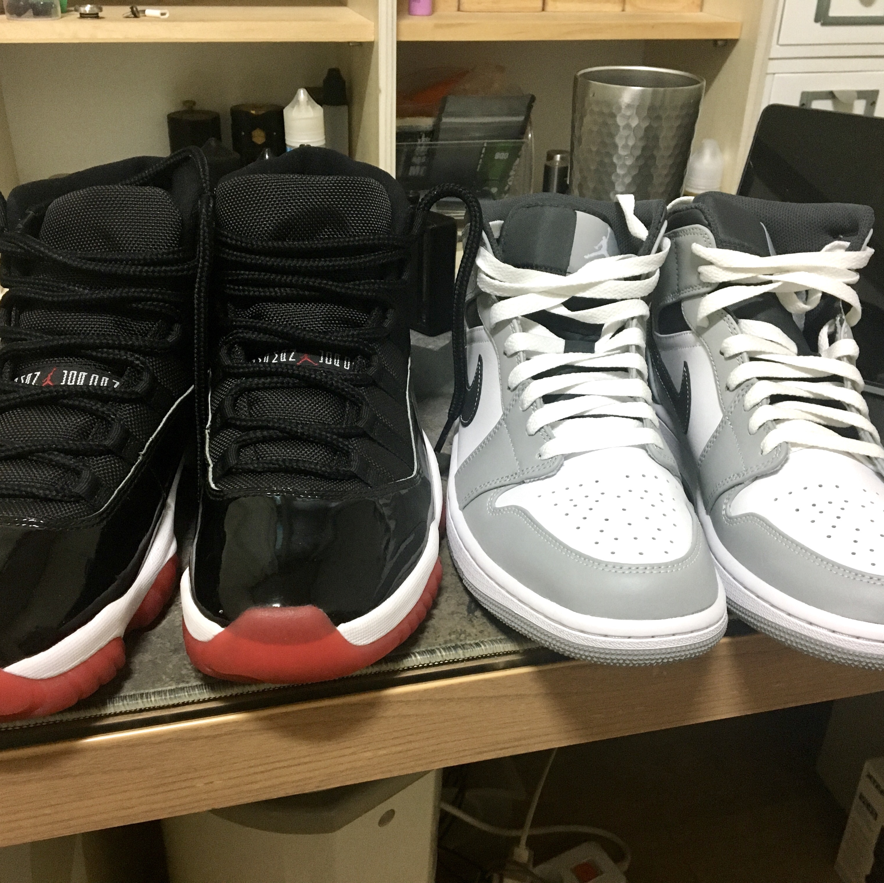 Jordan 11 Retro Bred 2019, Jordan 1 Mid Light Smoke Grey Anthracite 착용 스타일