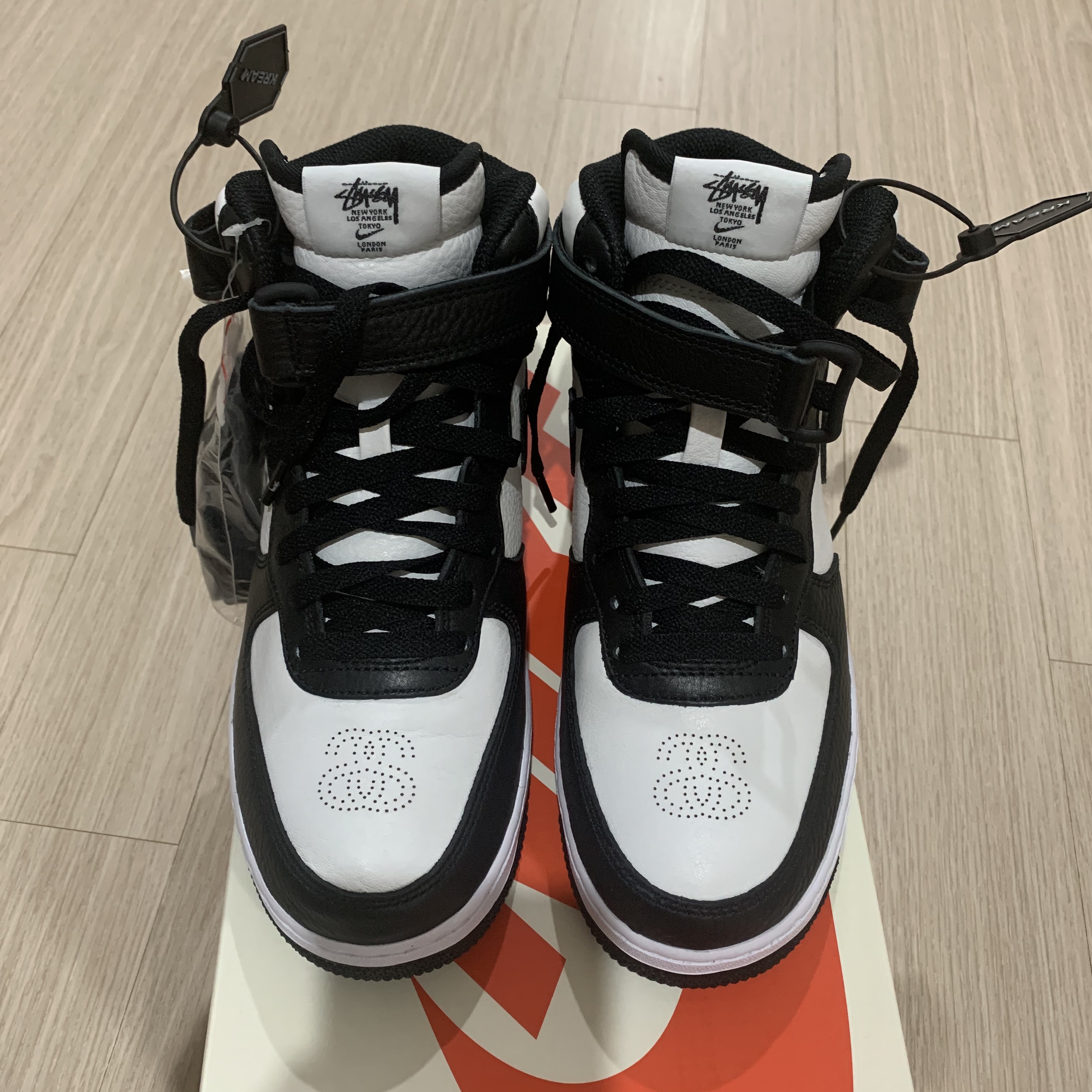 Nike x Stussy Air Force 1 '07 Mid SP Black and Light Bone 착용 스타일 - 2