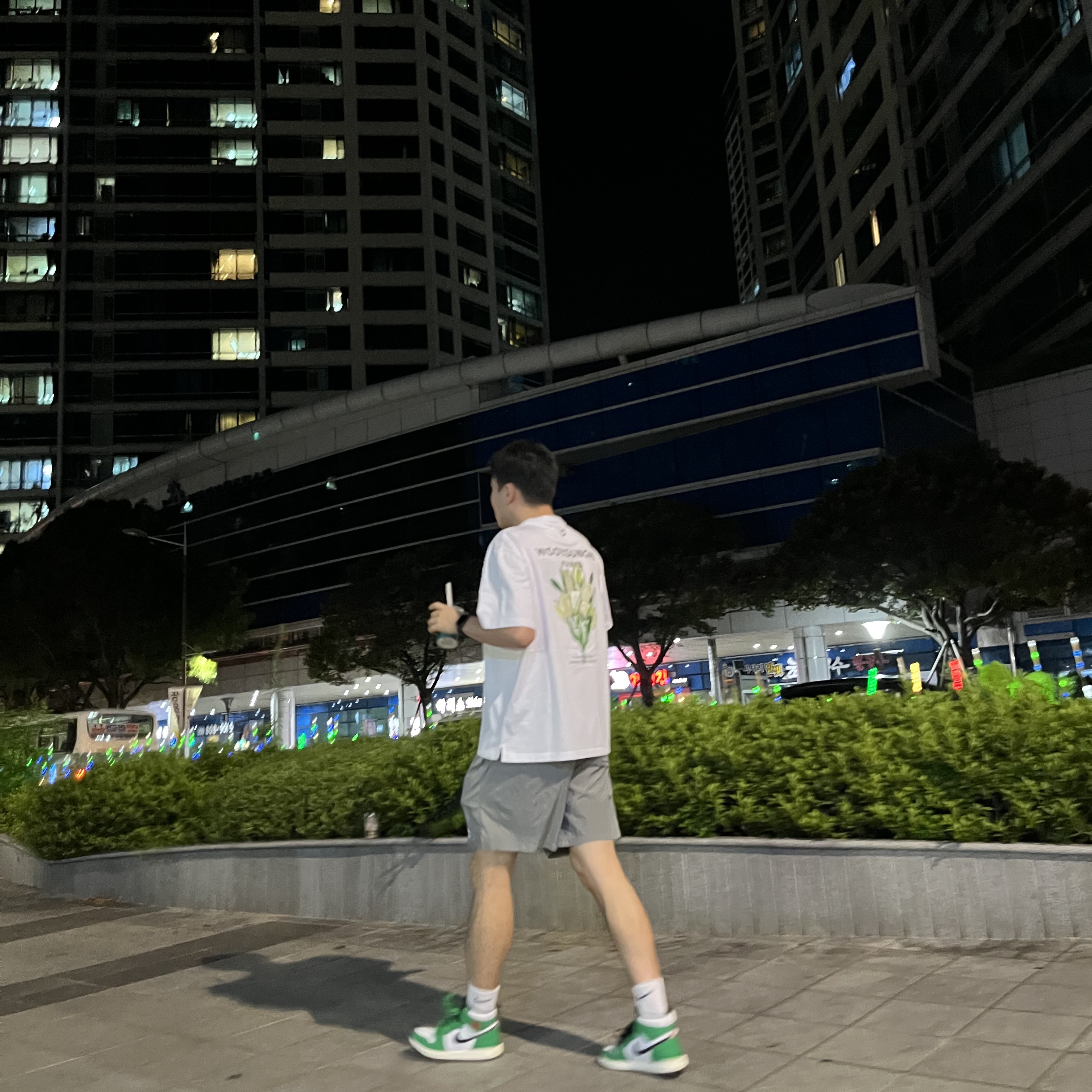 Wooyoungmi Flower Print Back Logo T-Shirt White - 22SS, IAB Studio Woven Shorts Gray 착용 스타일 - 3