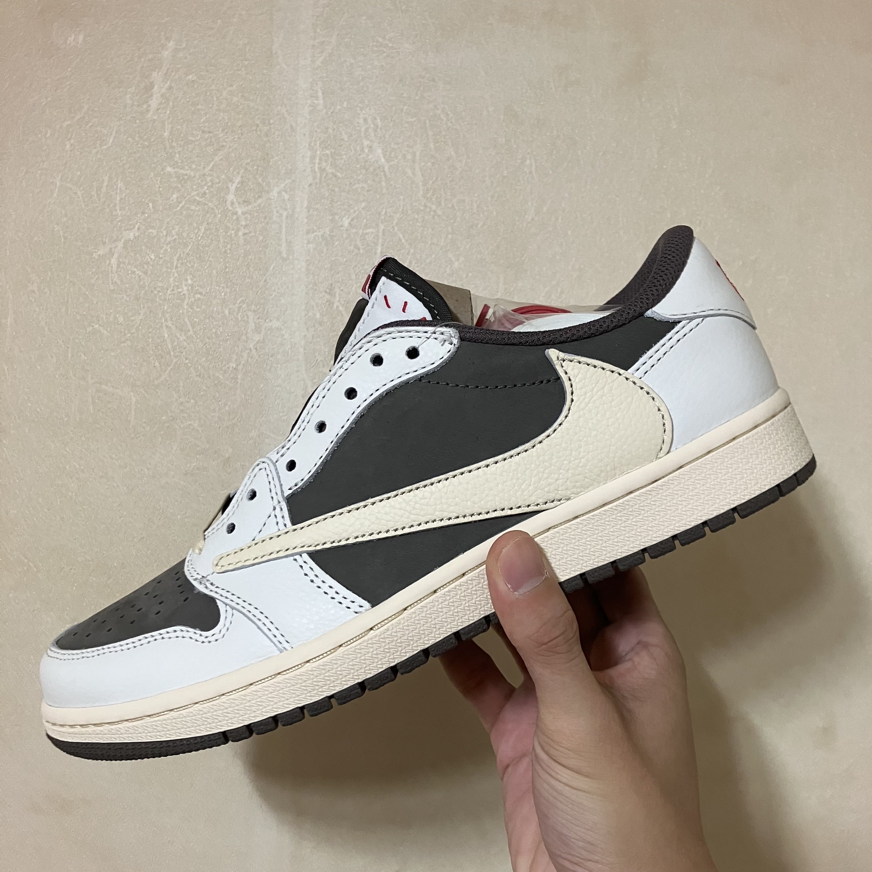 Jordan 1 x Travis Scott Retro Low OG SP Sail and Ridgerock 착용 스타일 - 3