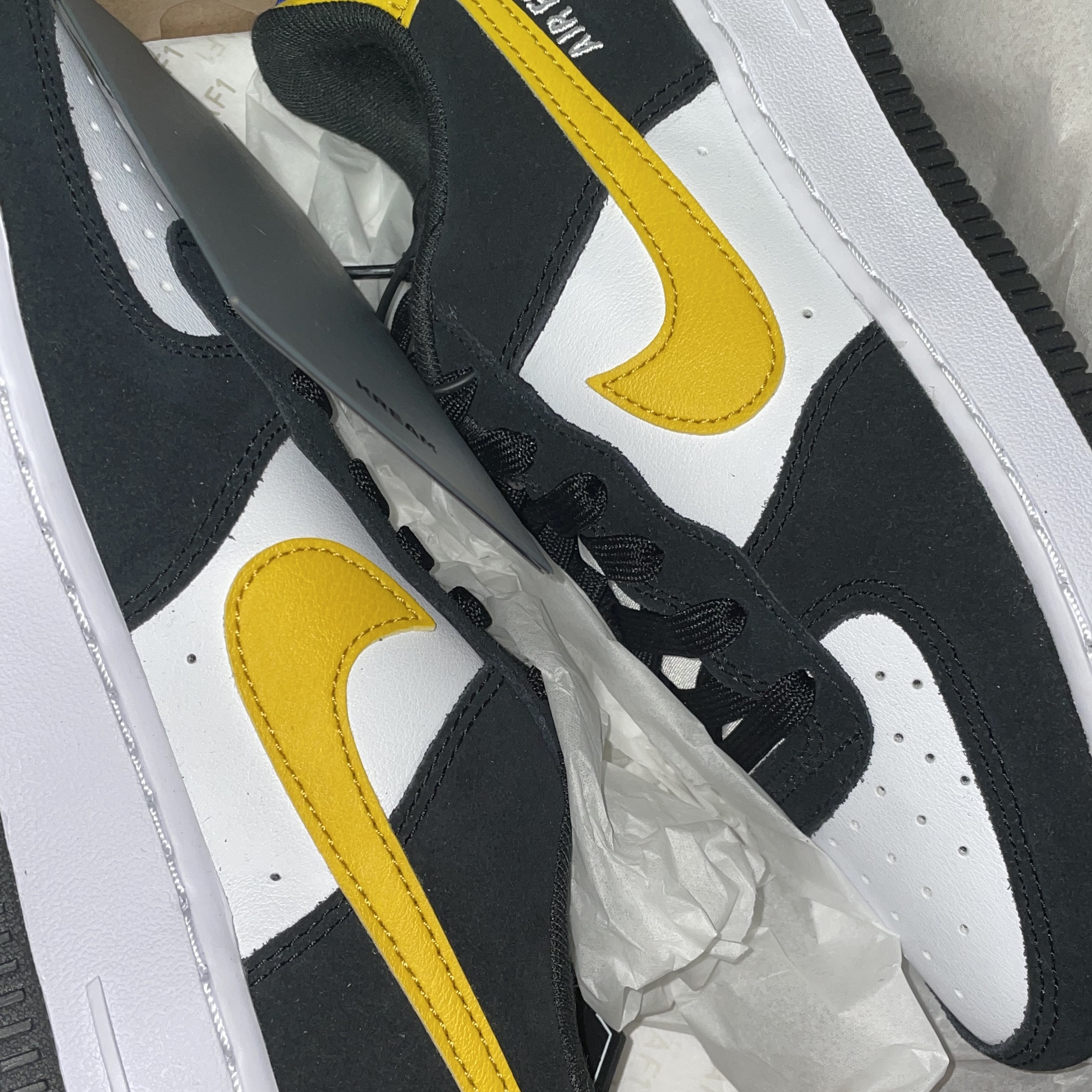 Nike Air Force 1 '07 LV8 Athletic Club Black Dark Sulfur 착용 스타일