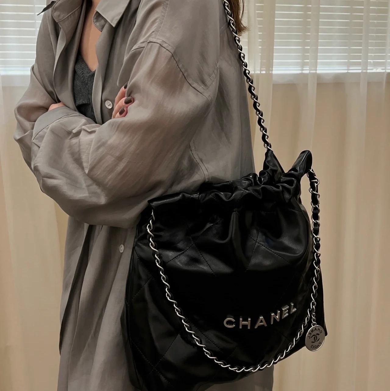 Chanel 22 Medium Handbag Calfskin & Silver Black 착용 스타일 - 1