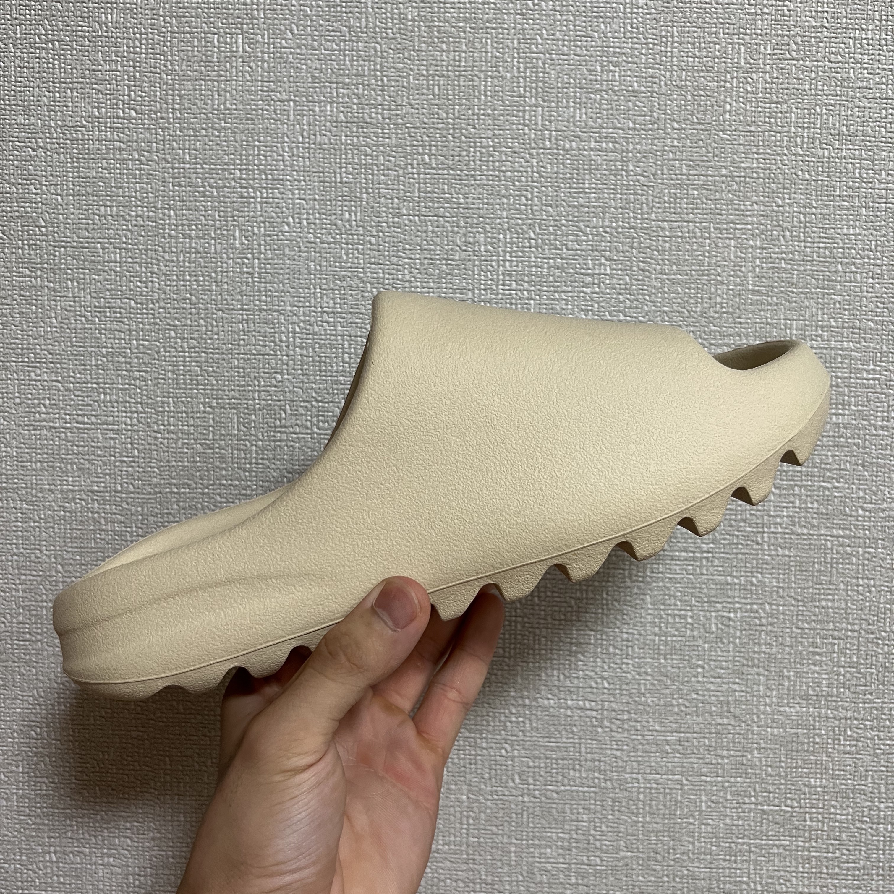 Adidas Yeezy Slide Bone 2022/2023 착용 스타일 - 2