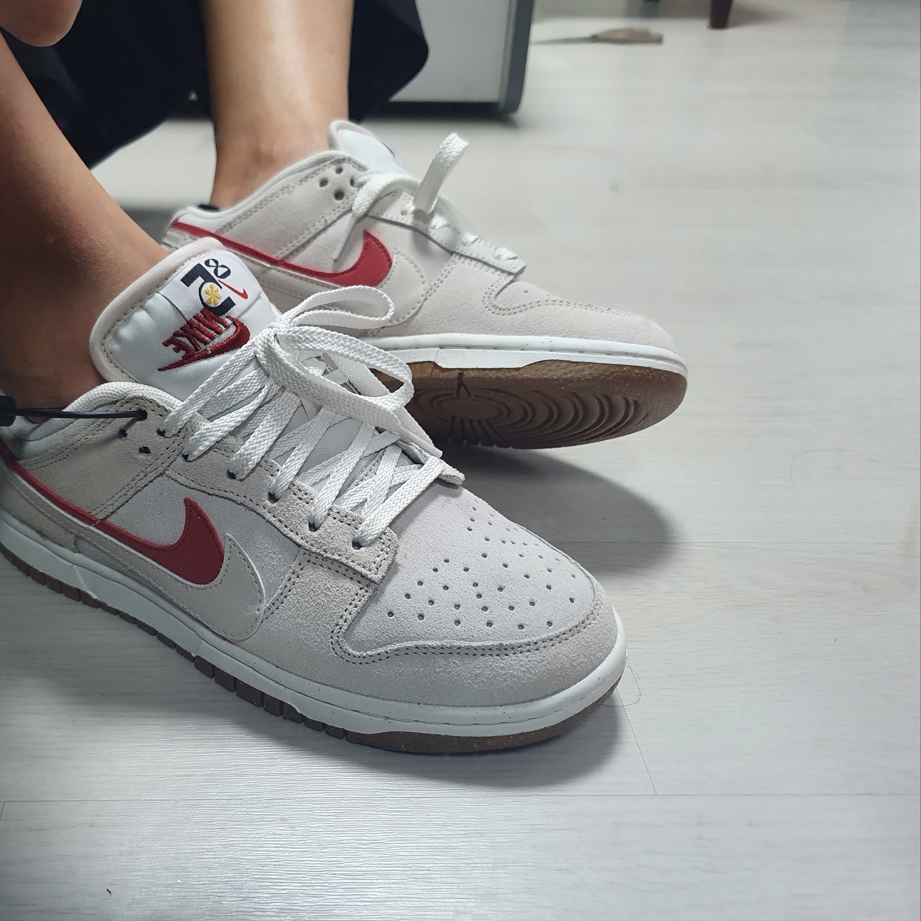 (W) Nike Dunk Low SE 85 Cinnabar 착용 스타일 - 5