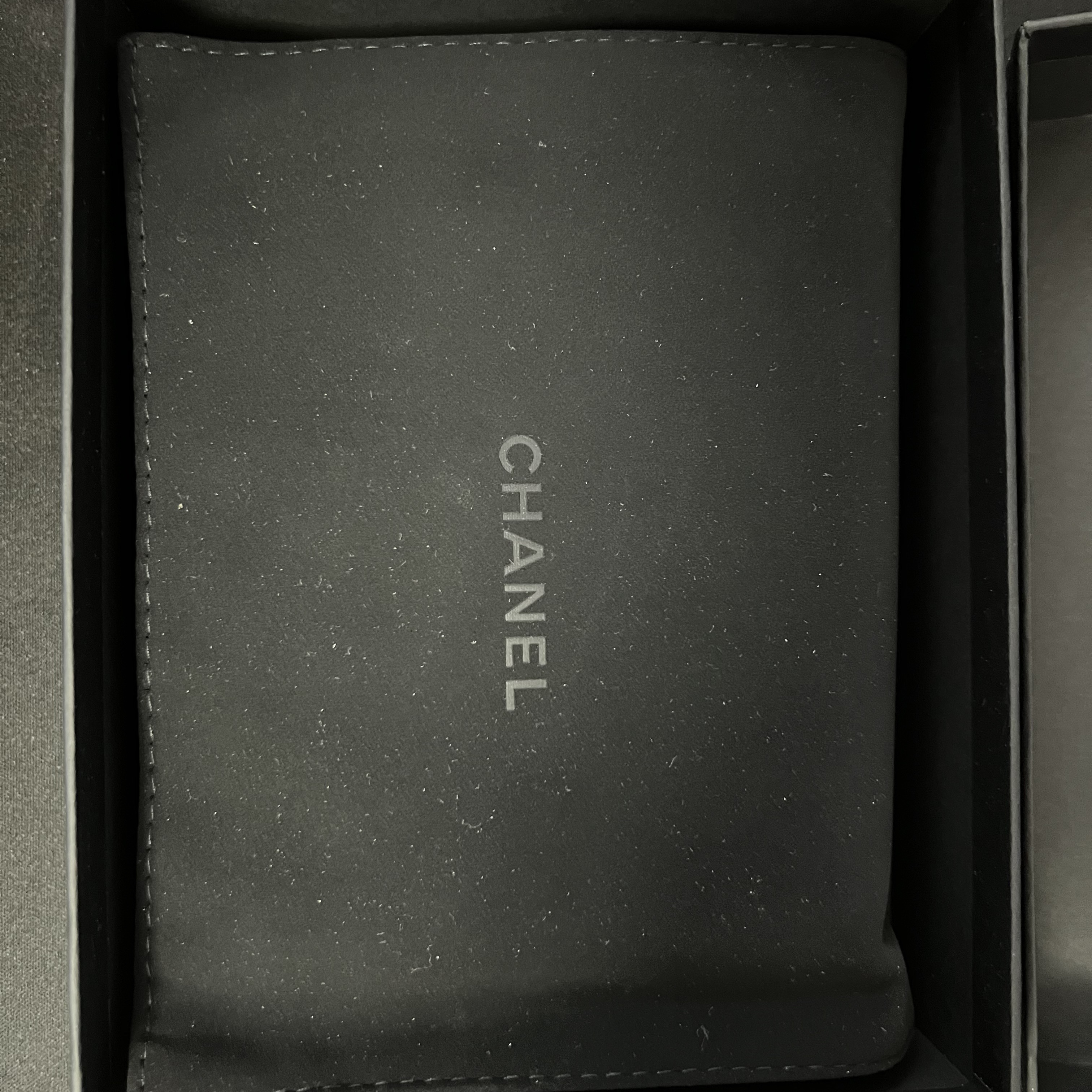 Chanel Small Classic Flap Wallet Grained Calfskin & Silver Black 착용 스타일 - 2