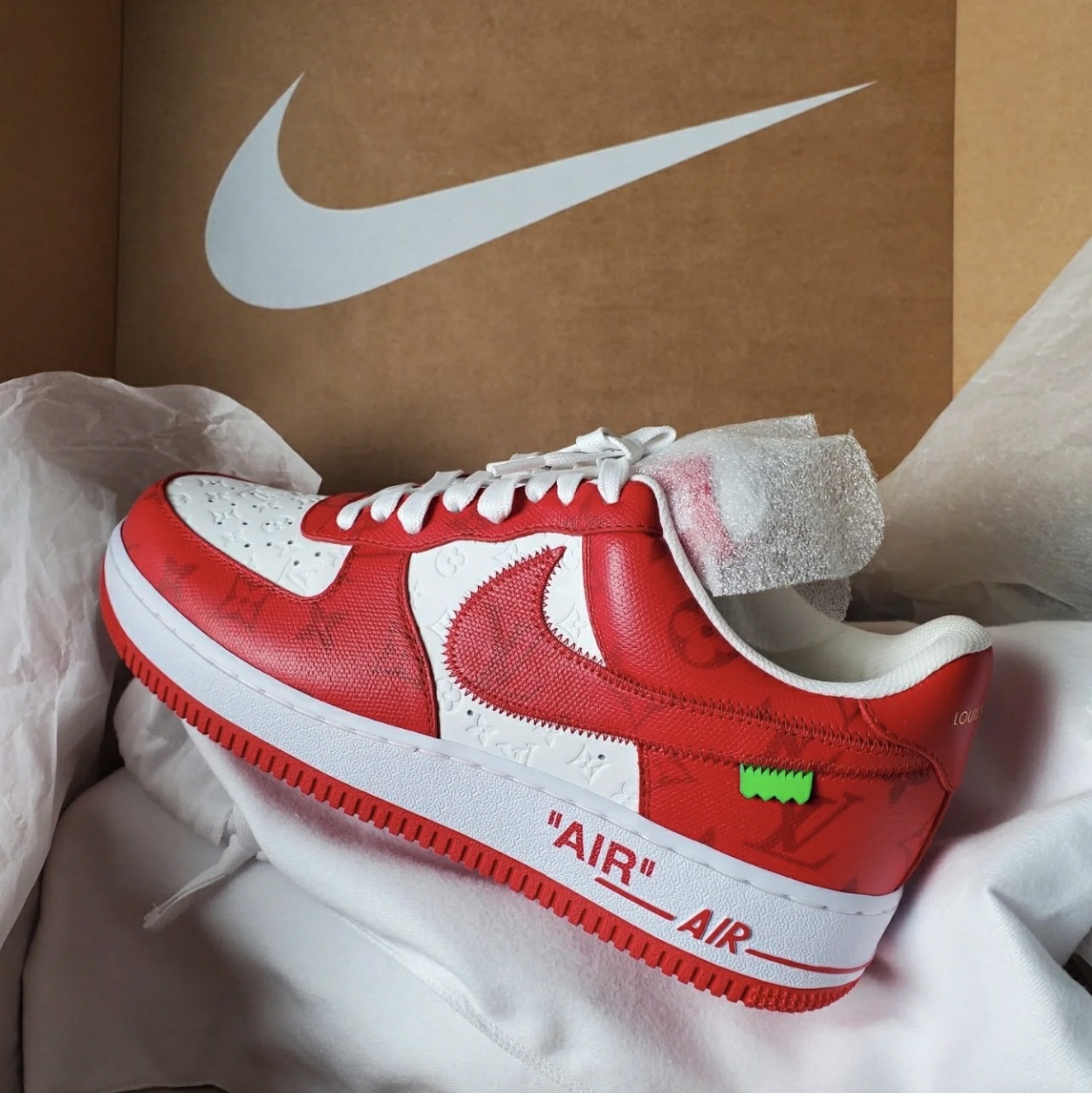 Louis Vuitton x Nike Air Force 1 Low by Virgil Abloh White Comet Red 착용 스타일 - 1